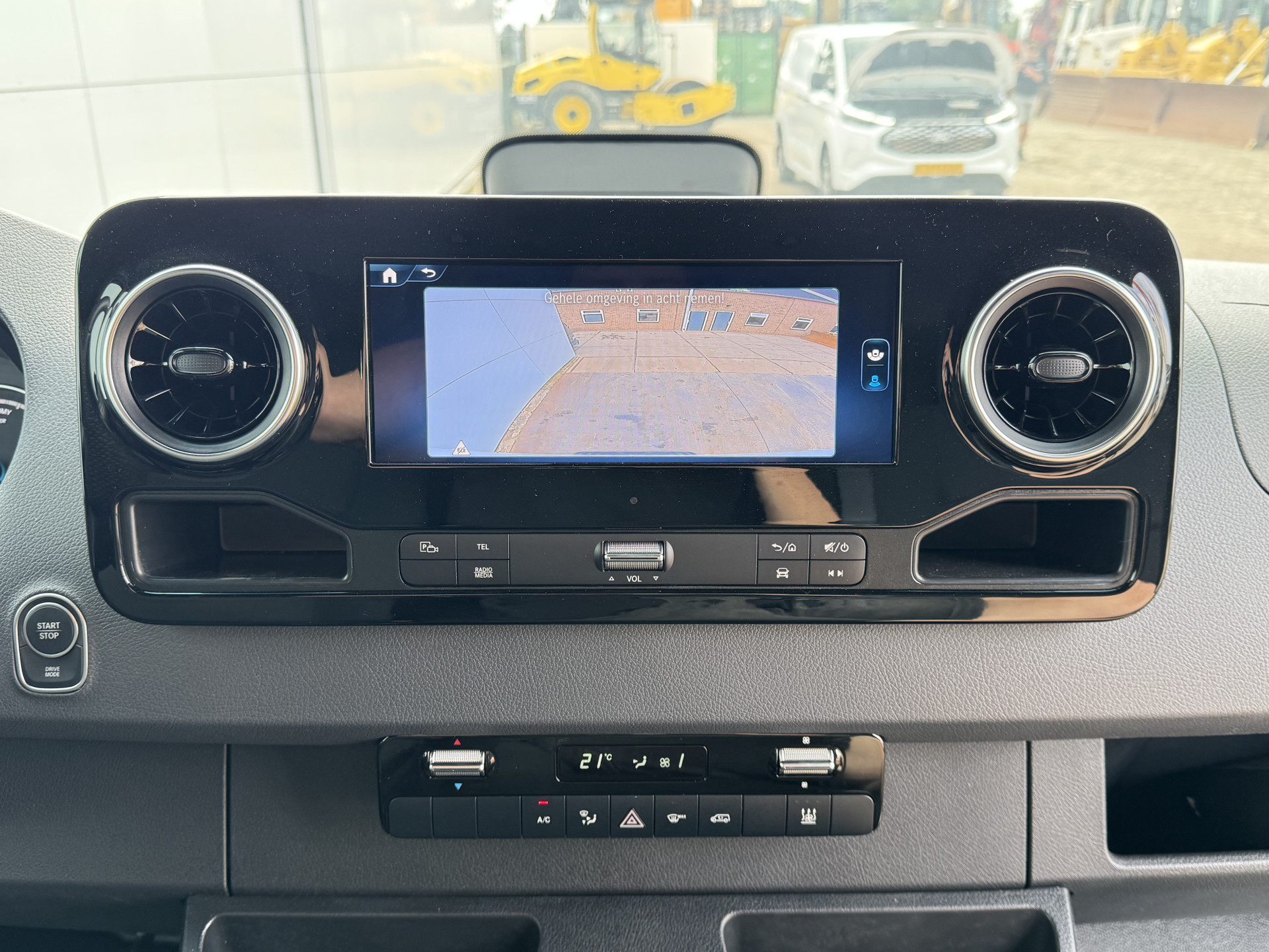 Mercedes-Benz eSprinter 314 Pro 81kWh L2H2 313km WLTP 2000kg Trekvermogen 115kw Snelladen Adaptieve Cruise Widescreen Camera