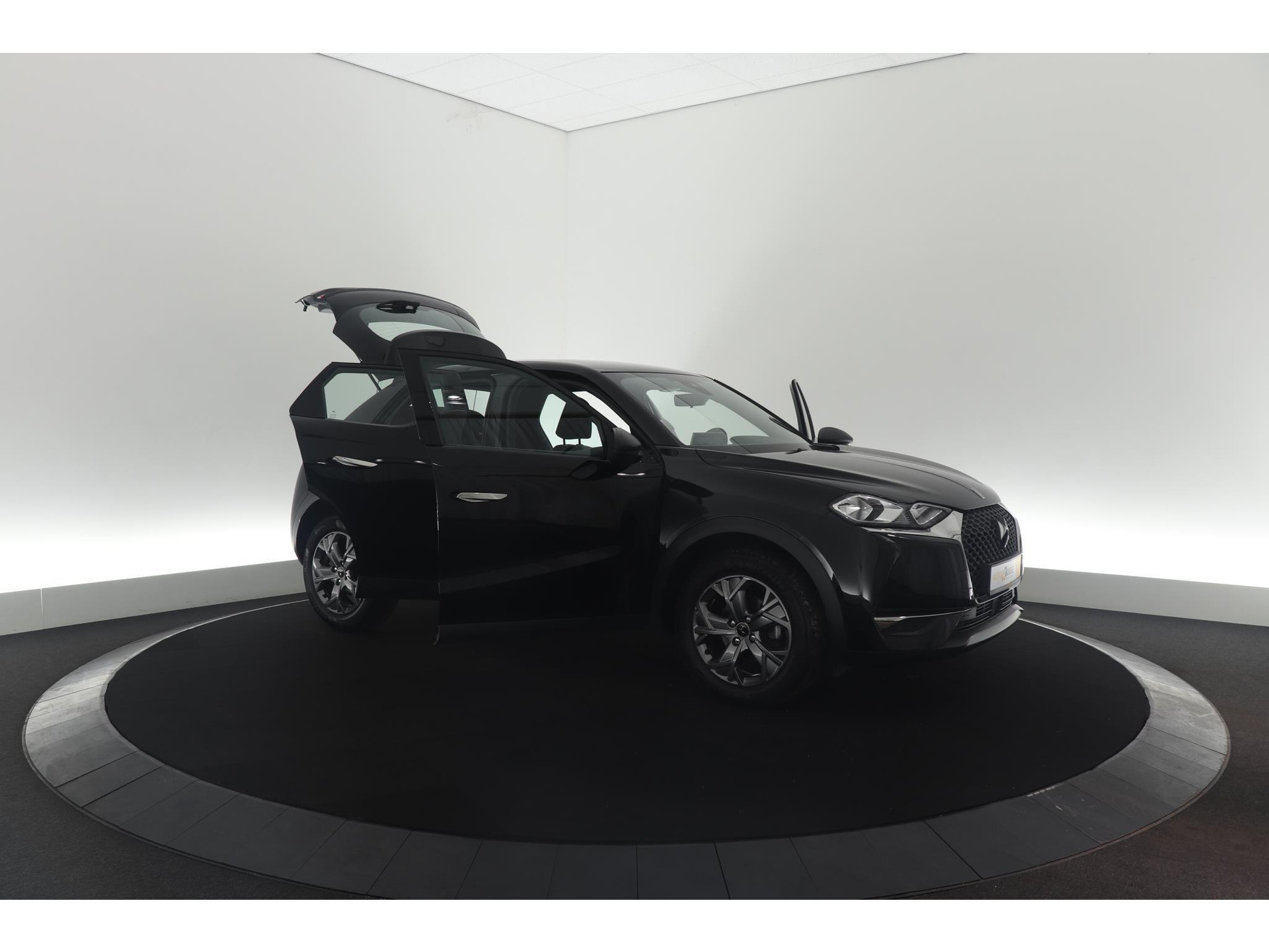 DS 3 Crossback PureTech 100 Montmartre | Parkeersensoren | Apple Carplay | Allseason Banden | Navigatie | Climate Control
