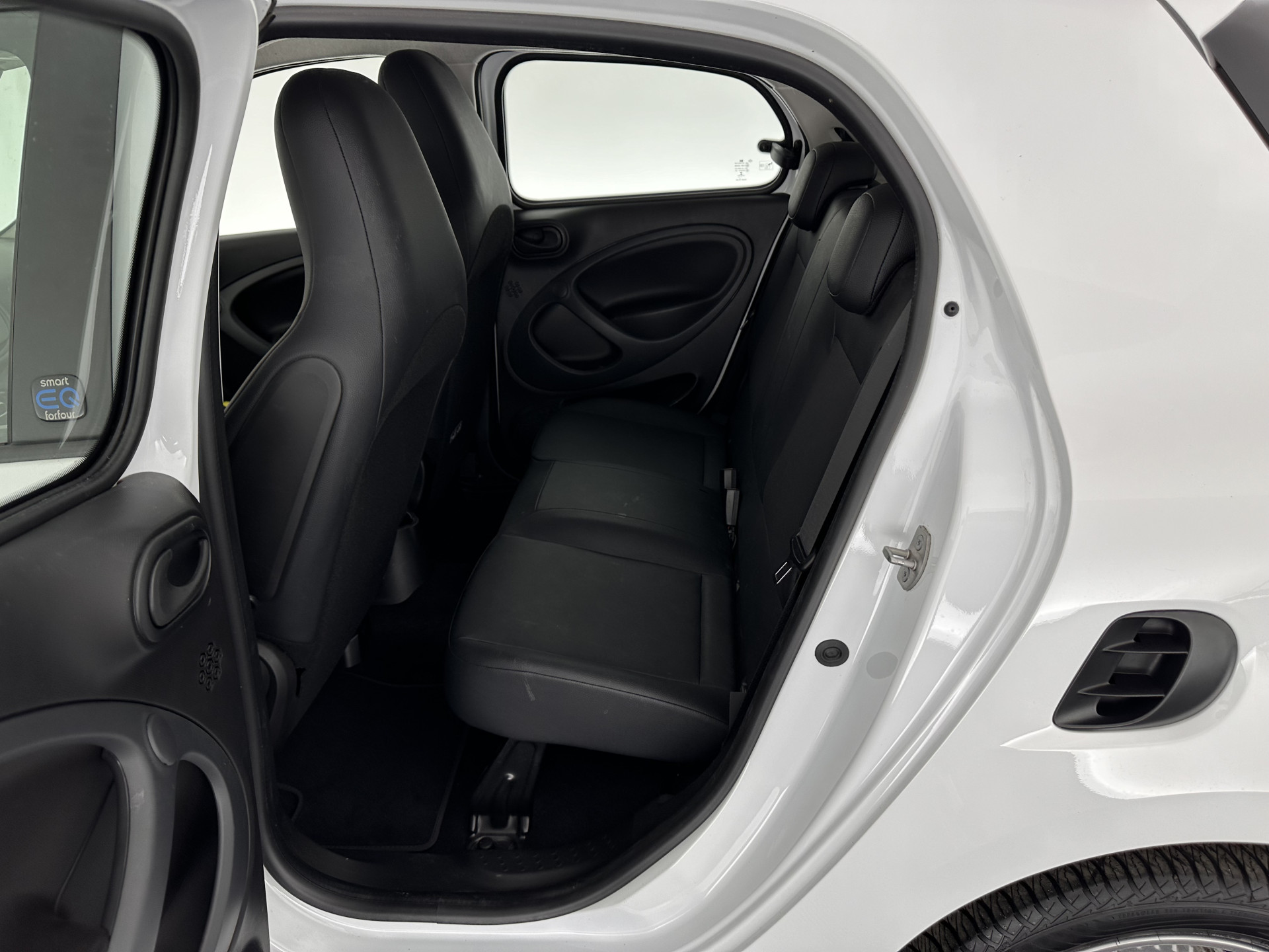 Smart forfour EQ Essential 18 kWh [ 3-Fase ] (INCL-BTW) Aut. *LEATHER | AIRCO | CRUISE | DAB+ | COMFORT-SEATS | 15''ALU*