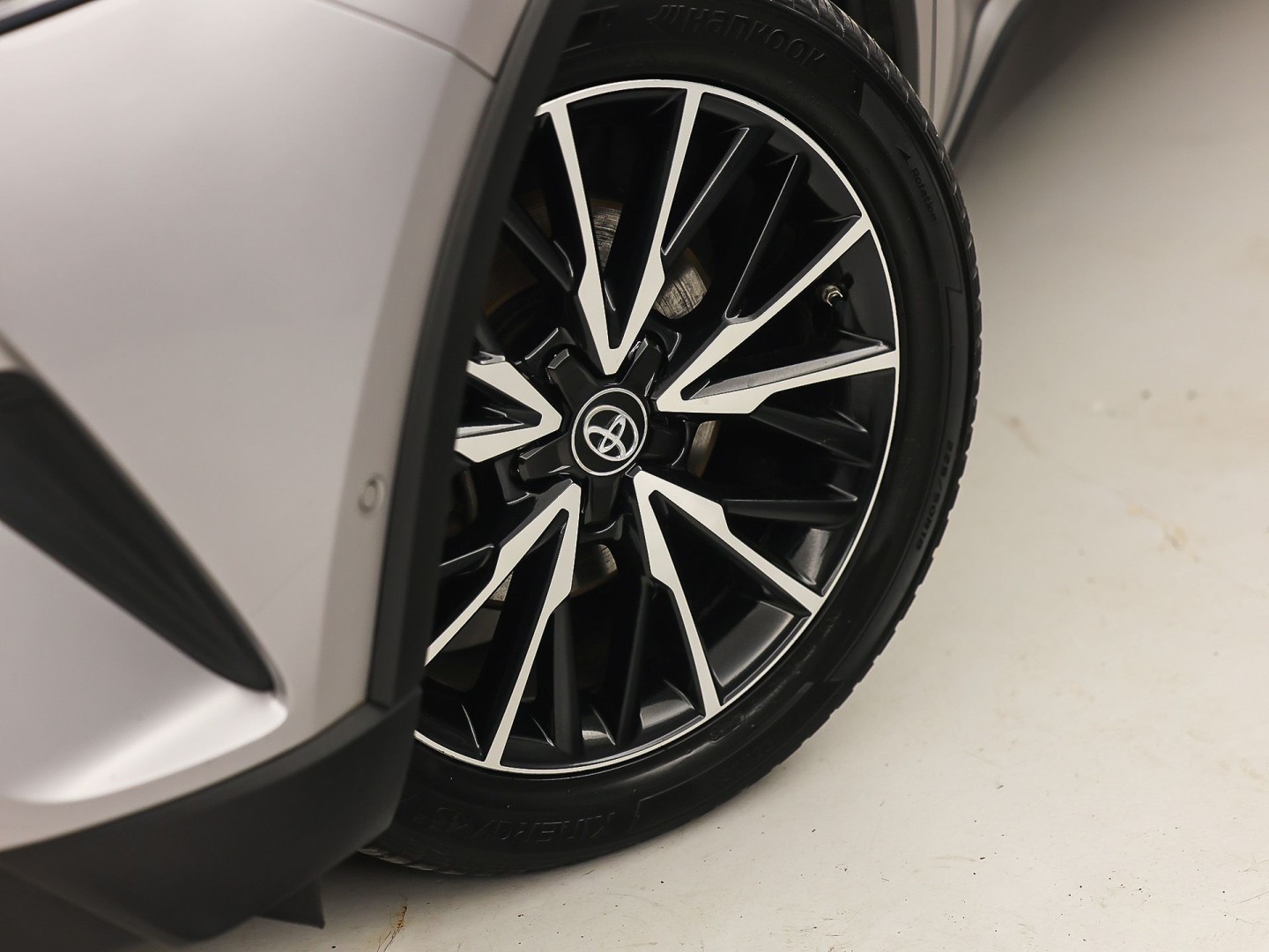 Toyota C-HR 1.8 Hybrid Sport Automaat (NAVIGATIE, CAMERA, STUUR/STOELVERWARMING, GETINT GLAS, SPORTSTOELEN, ADAPTIVE CRUISE, KEYLESS, NIEUWSTAAT)