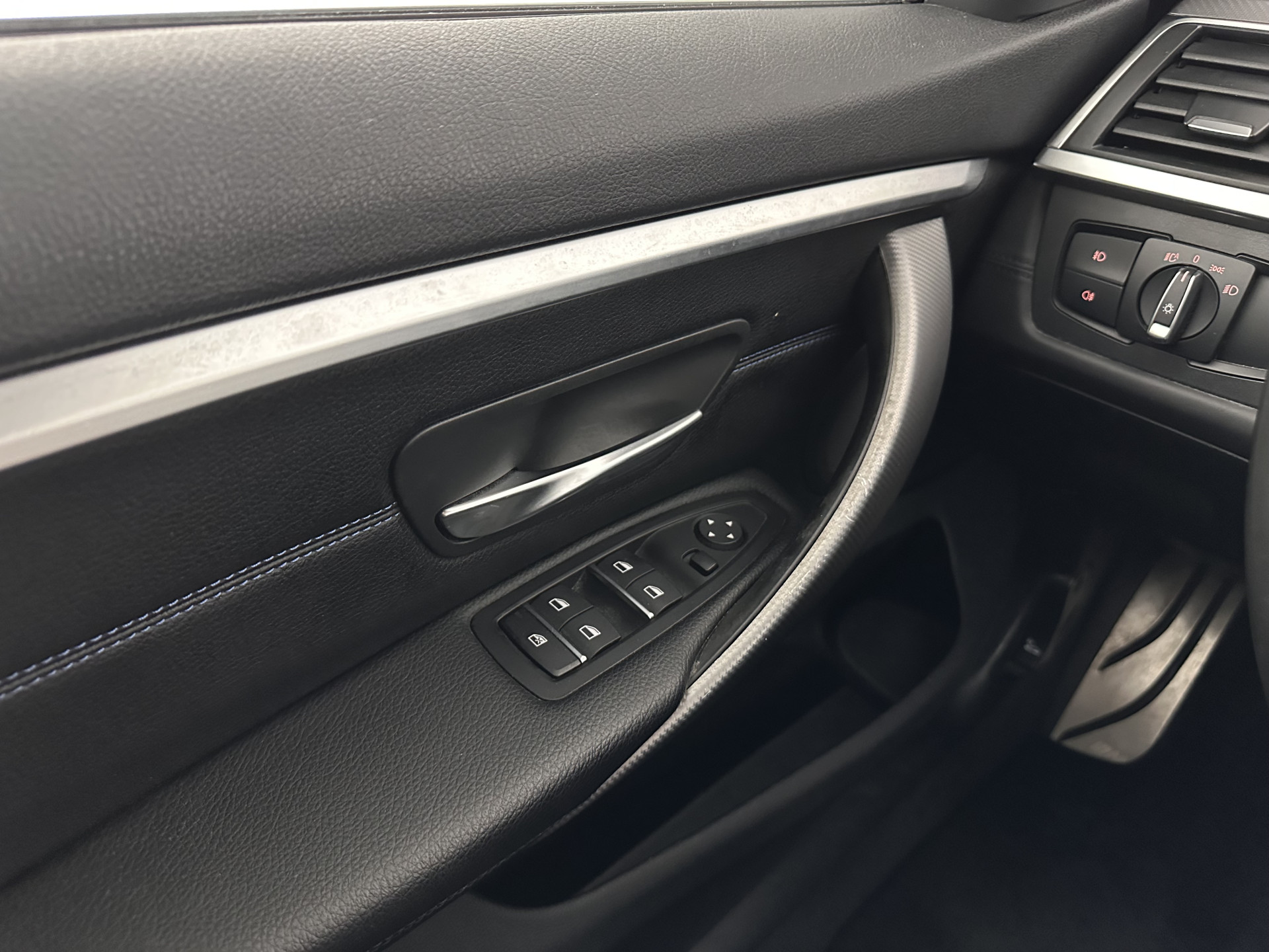 BMW 4-serie Gran Coupé 420i M-Sportpack High Executive Edition (INCL-BTW) Aut. *LEATHER | FULL-LED | DIGI-COCKPIT | HIFI-SOUND | HEATED-SPORTSEATS | DAB+ | CAMERA | SHIFTPADDLES | PRIVACYGLASS | HEAD-UP | TOWBAR | KEYLESS | CARBON-INLAY | 19''ALU*