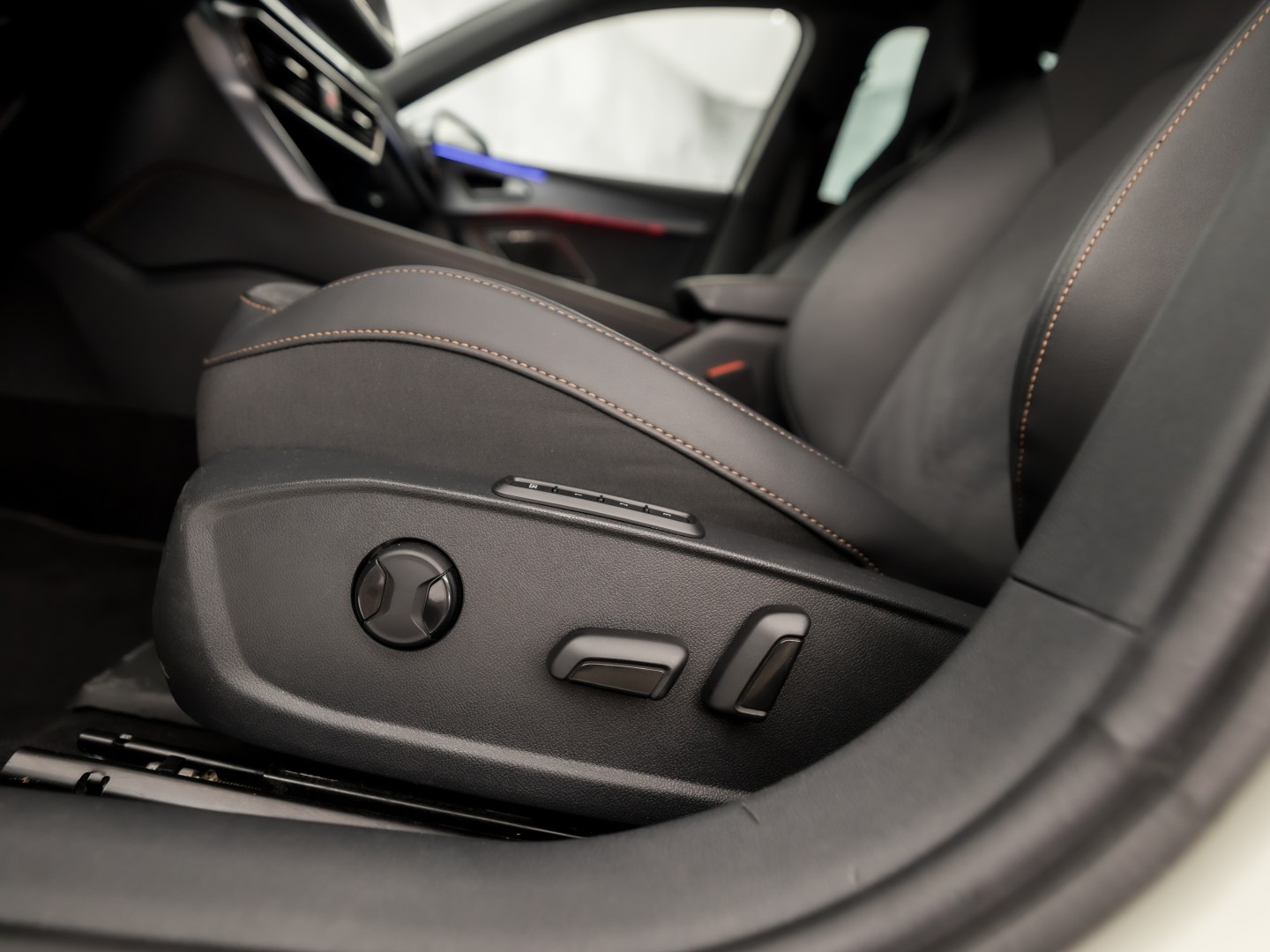 CUPRA Leon 1.5 TSI Sport 150Pk Automaat (APPLE CARPLAY, GROOT NAVI, KUIPSTOELEN, SENNHEISER AUDIO, CAMERA, STUUR/STOELVERWARMING, GETINT GLAS, NIEUWSTAAT)