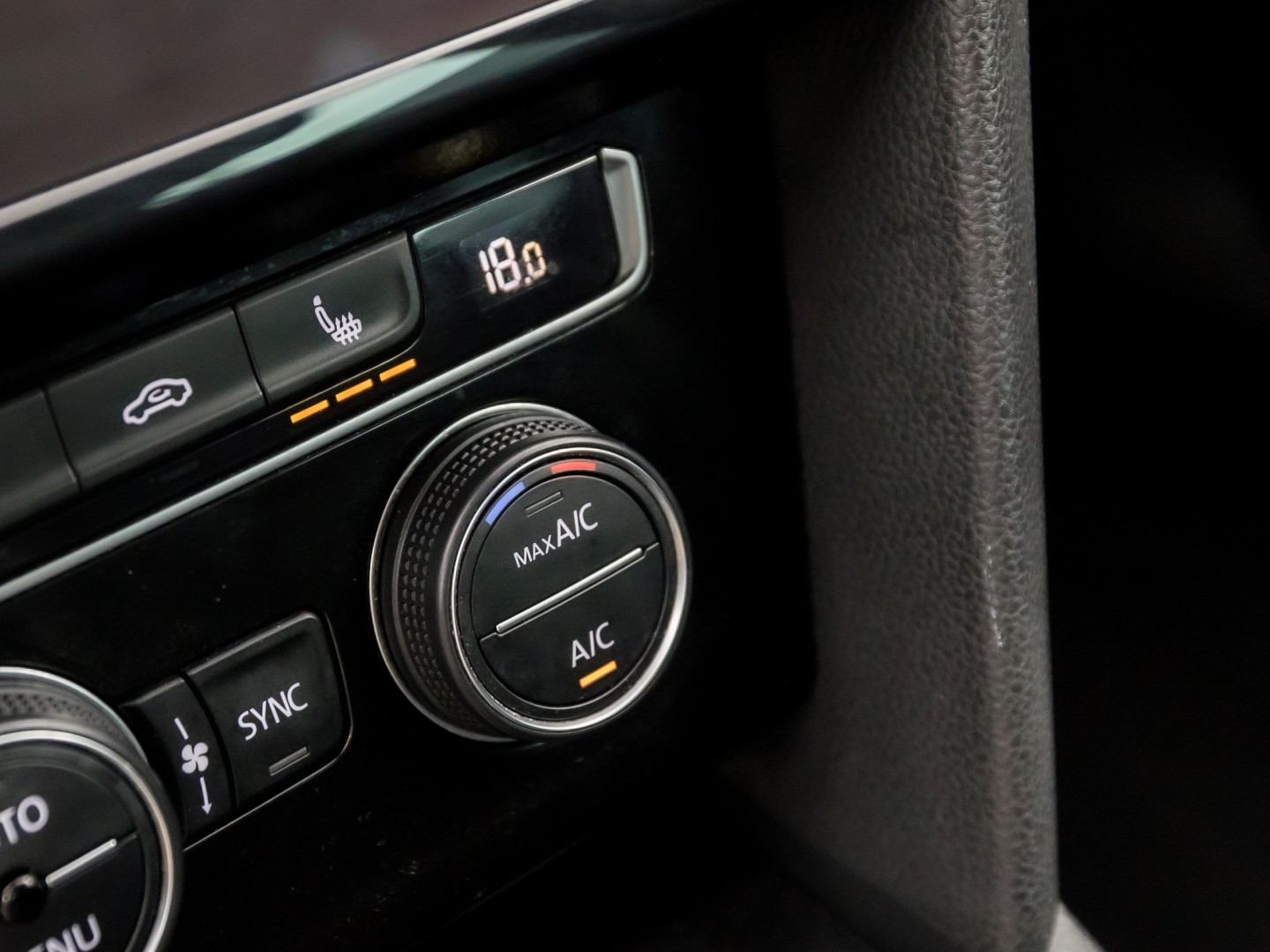 Volkswagen Passat Variant 1.4 TSI ACT Highline R 150Pk Automaat (VIRTUAL COCKPIT, APPLE CARPLAY, BLACK PACK, CAMERA, STOELVERWARMING, LEDER/ALCANTARA, GETINT GLAS, KEYLESS, ADAPTIVE CRUISE, NIEUWSTAAT)