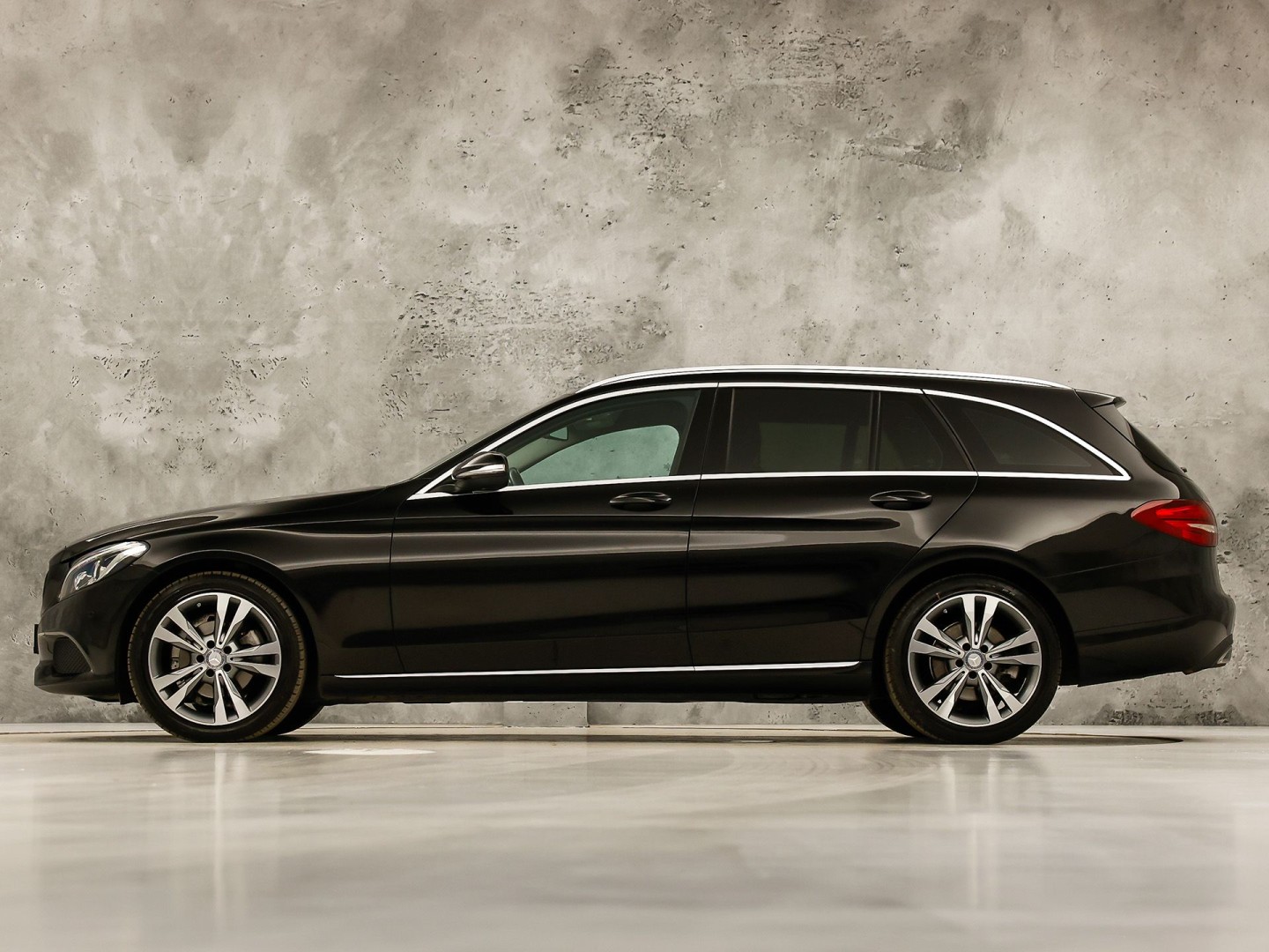 Mercedes-Benz C-Klasse 180 AMG Sport Automaat (GROOT NAVI, LEDER, STOELVERWARMING, GETINT GLAS, SPORTSTOELEN, CRUISE, NIEUWE APK, NIEUWSTAAT)