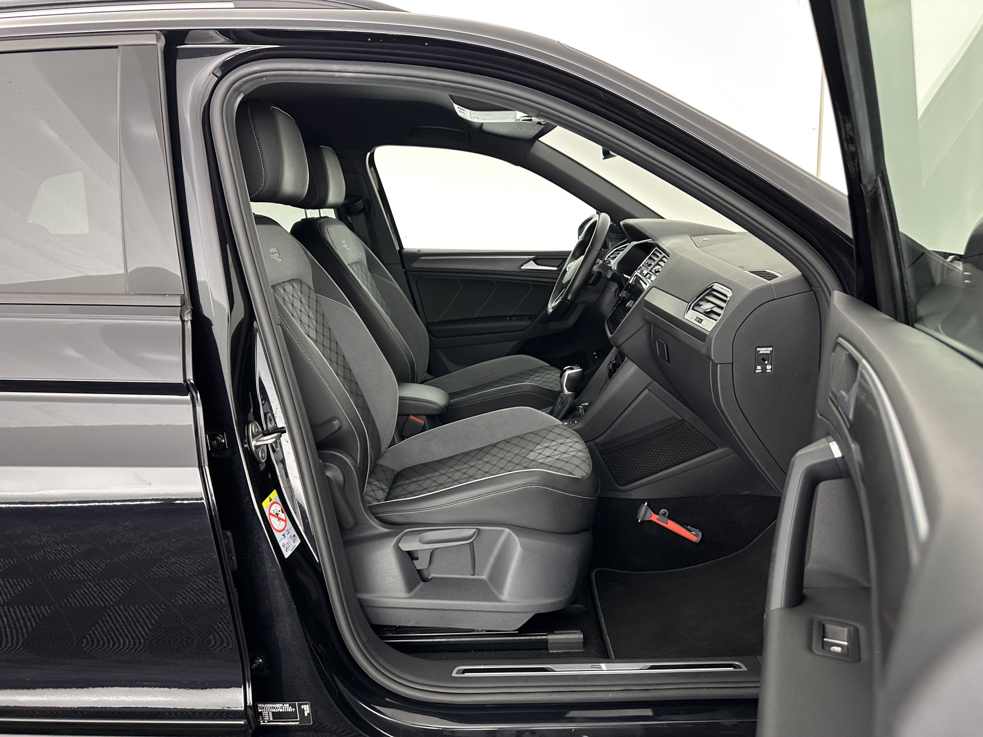 Volkswagen Tiguan 1.4 TSI Black-Style R-Line Business eHybrid ( Plug-in ) (INCL-BTW) *HEAD-UP | FULL-LED | ADAPTIVE-CRUISE | TOPVIEW | KEYLESS | DIGI-COCKPIT | HEATED-COMFORTSEATS | NAVI-FULLMAP | DAB+ | PRIVACYGLASS | ECC | CARPLAY | PDC | 20''ALU