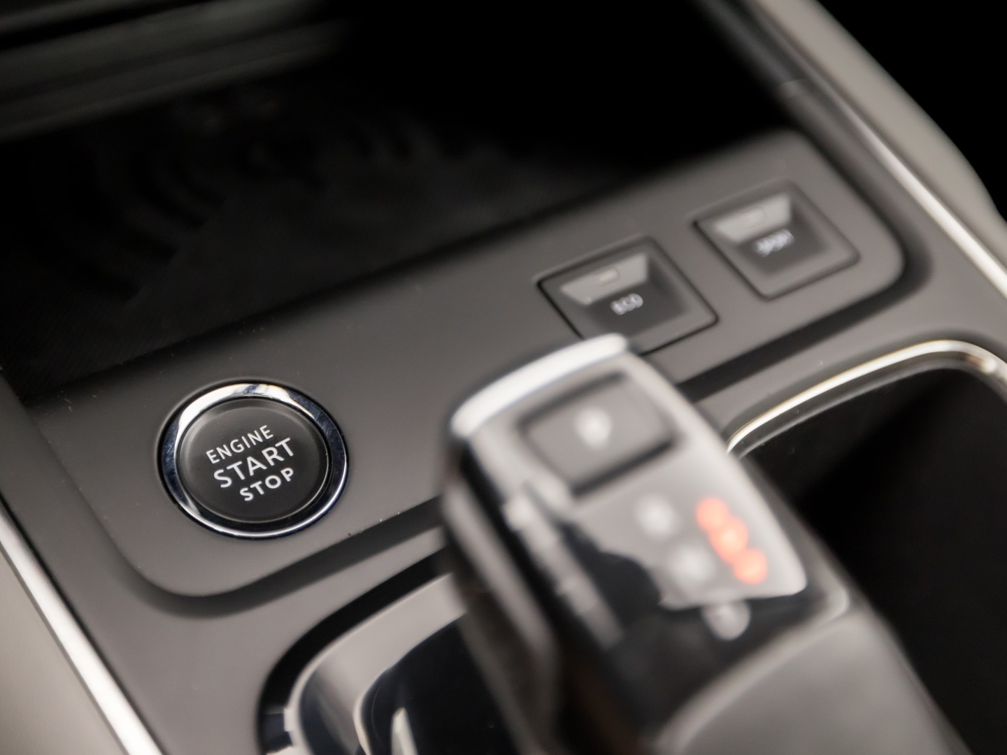 Citroën C5 Aircross 1.6 PureTech Sport 181Pk Automaat (APPLE CARPLAY, GROOT NAVI, 360 CAMERA, LM VELGEN, TREKHAAK, SPORTSTOELEN, KEYLESS, ADAPTIVE CRUISE, NIEUWSTAAT)