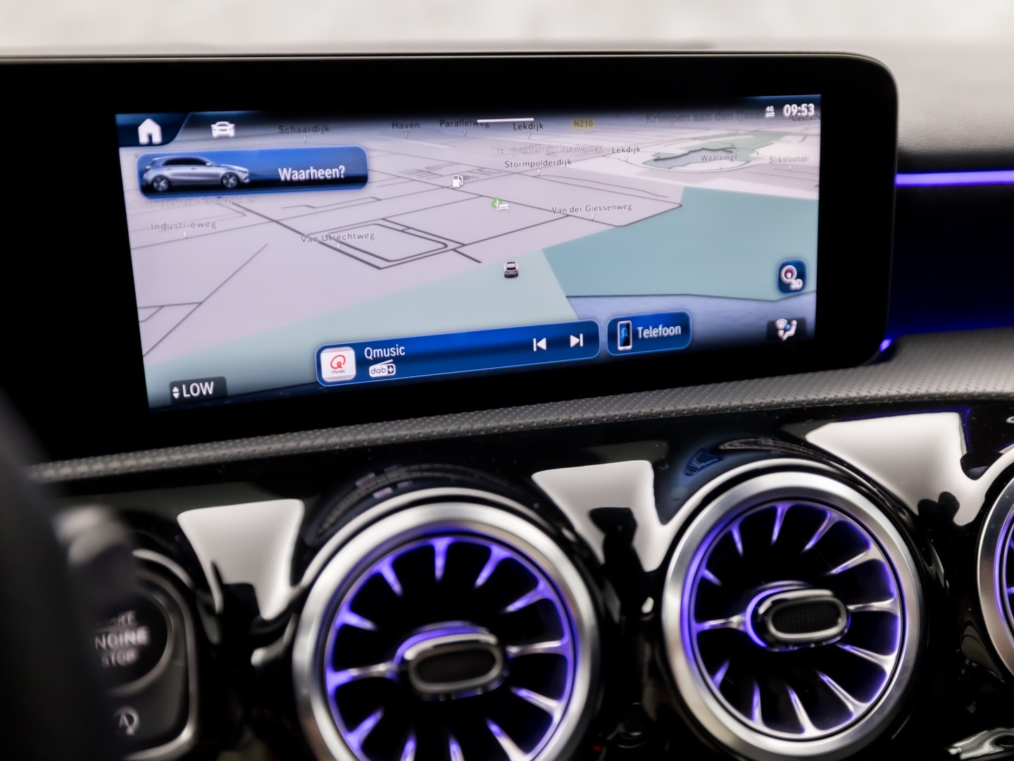 Mercedes-Benz A-Klasse 180 AMG Line Automaat (FABRIEKSGARANTIE, APPLE CARPLAY, GROOT NAVI, SFEERVERLICHTING, CAMERA, KUIPSTOELEN, STOELVERWARMING, GETINT GLAS, NIEUWSTAAT)
