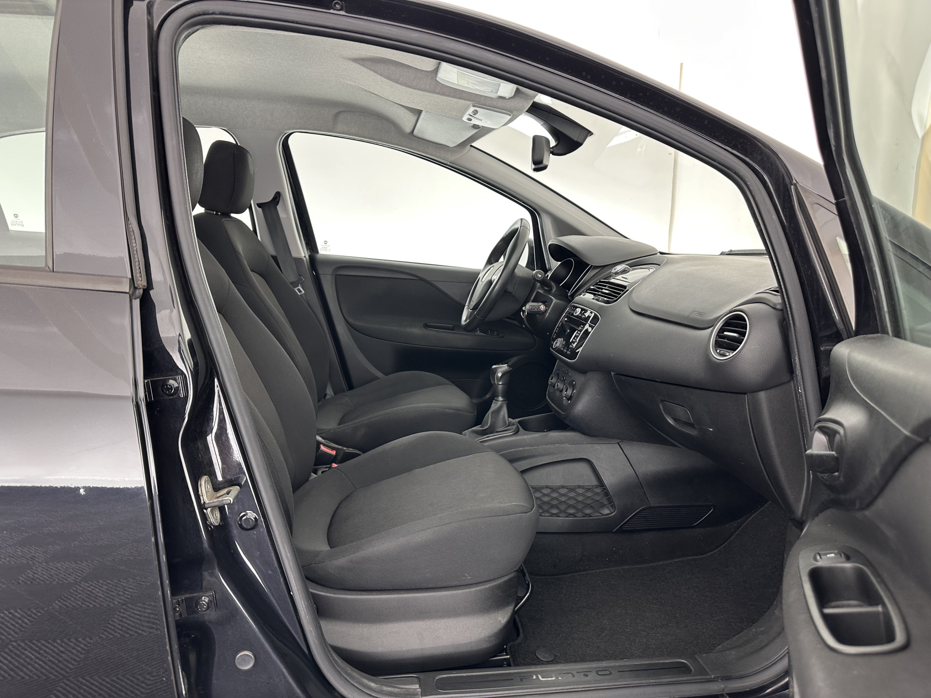 Fiat Punto Evo 1.3 M-Jet Street Pack-Easy *AIRCO | CRUISE | COMFORT-SEATS | SIDE-SKIRTS | PDC | TOWBAR | RADIO-CD | 15"ALU*