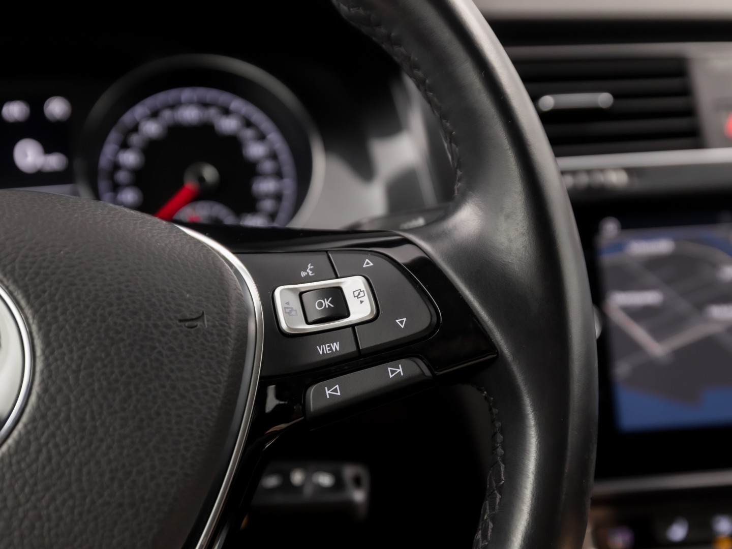 Volkswagen Golf 1.0 TSI Sportline (APPLE CARPLAY, GROOT NAVI, ALCANTARA, DYNAMISCHE KNIPPERLICHTEN, SPORTSTOELEN, STOELVERWARMING, ADAPTIVE CRUISE, PARKEERSENSOREN, NIEUWSTAAT)