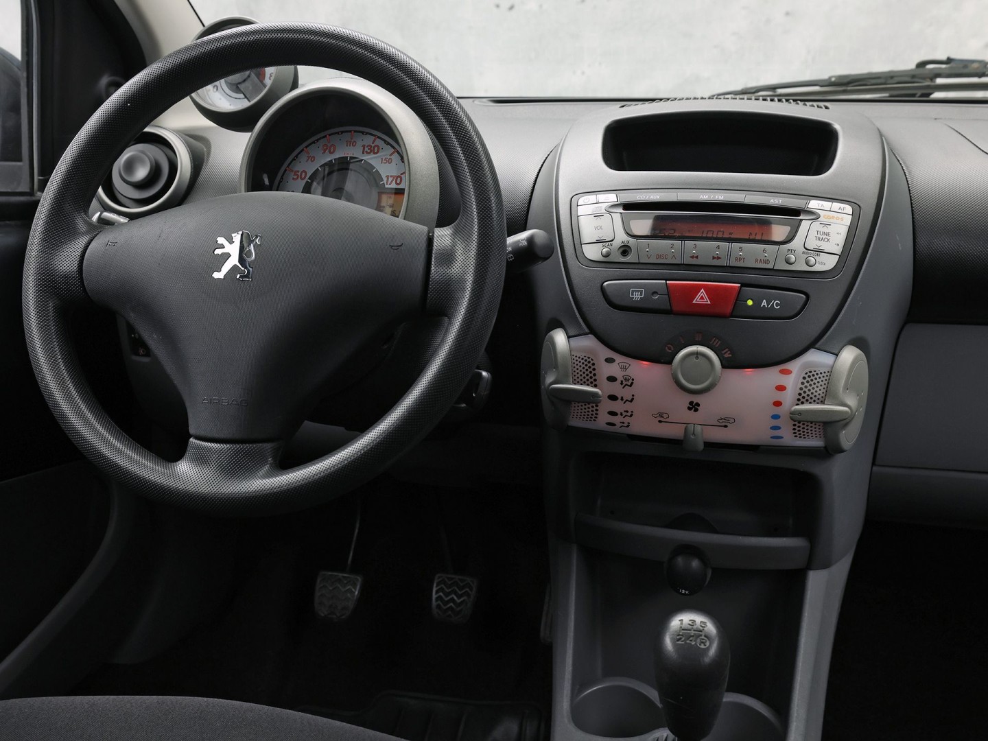 Peugeot 107 1.0-12V Sport (5 DEURS, AIRCO, TOERENTELLER, SPORTSTOELEN, RADIO, ELEK RAMEN, NIEUWE APK, NIEUWSTAAT)