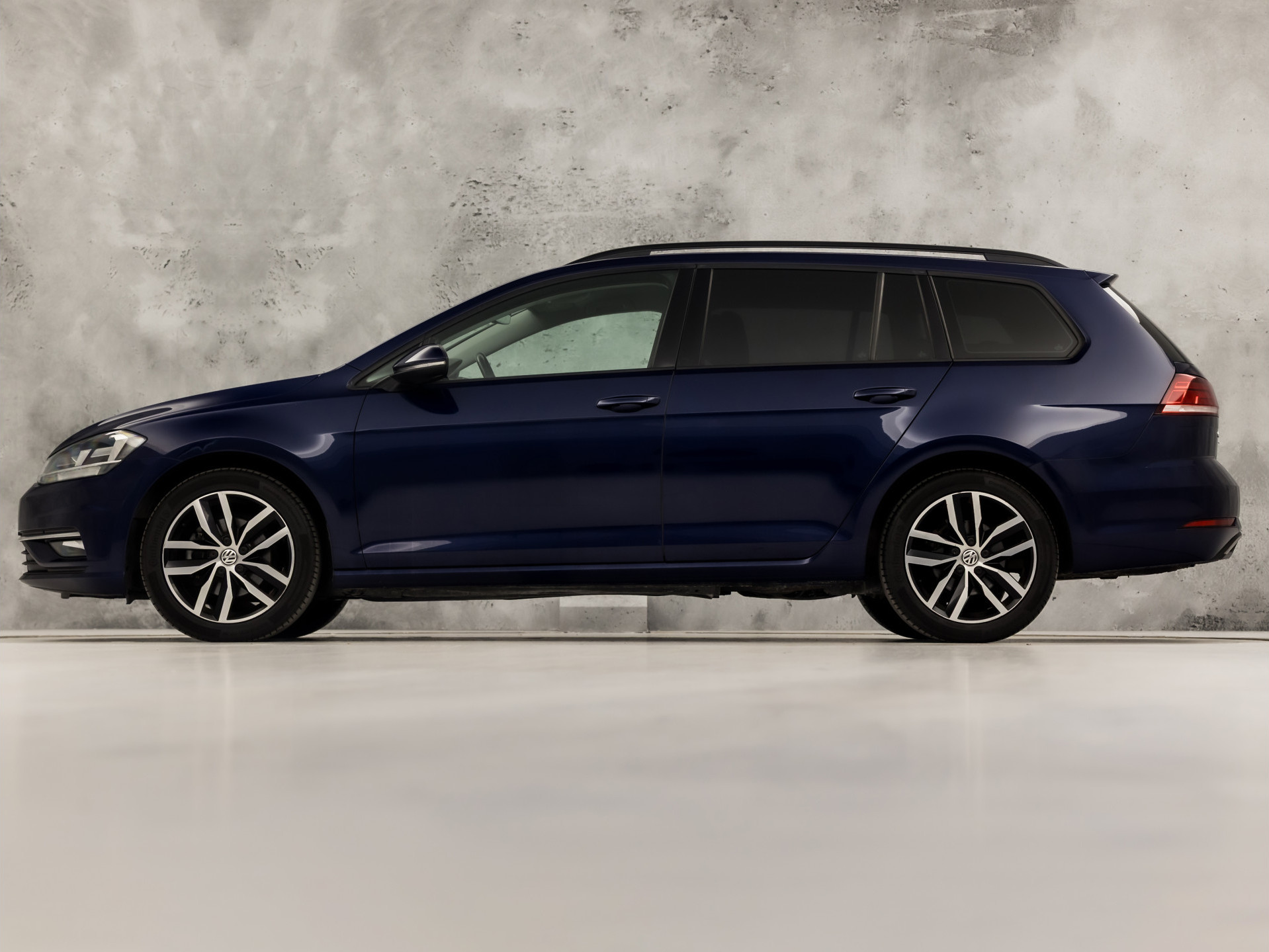 Volkswagen Golf Variant 1.0 TSI Sportline 116Pk Automaat (GROOT NAVI, APPLE CARPLAY, CLIMATE, ADAPTIVE CRUISE, PARKEERSENSOREN, LM VELGEN, NIEUWE APK, NIEUWSTAAT)