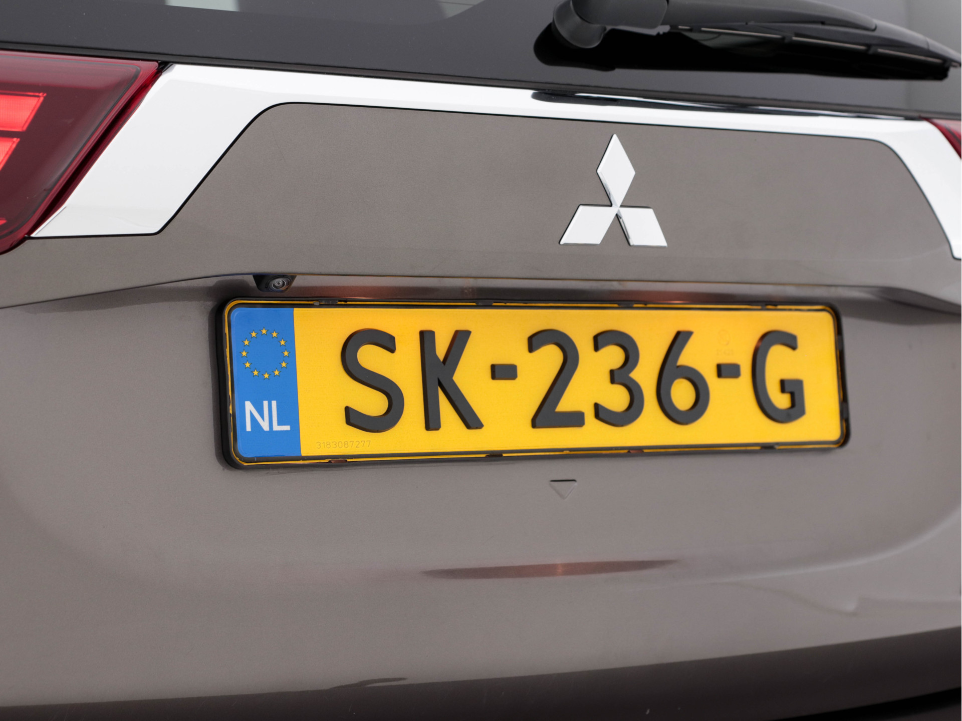 Mitsubishi Outlander 2.0 Plug-in Hybrid AWD (INCL-BTW)  *MICROFIBRE-LEATHER | NAVI-FULLMAP | KEYLESS | DAB | CAMERA | ECC | CRUISE | CARPLAY | PRIVACY-GLASS | TOWBAR | SHIFT-PADDLES | 16"ALU*