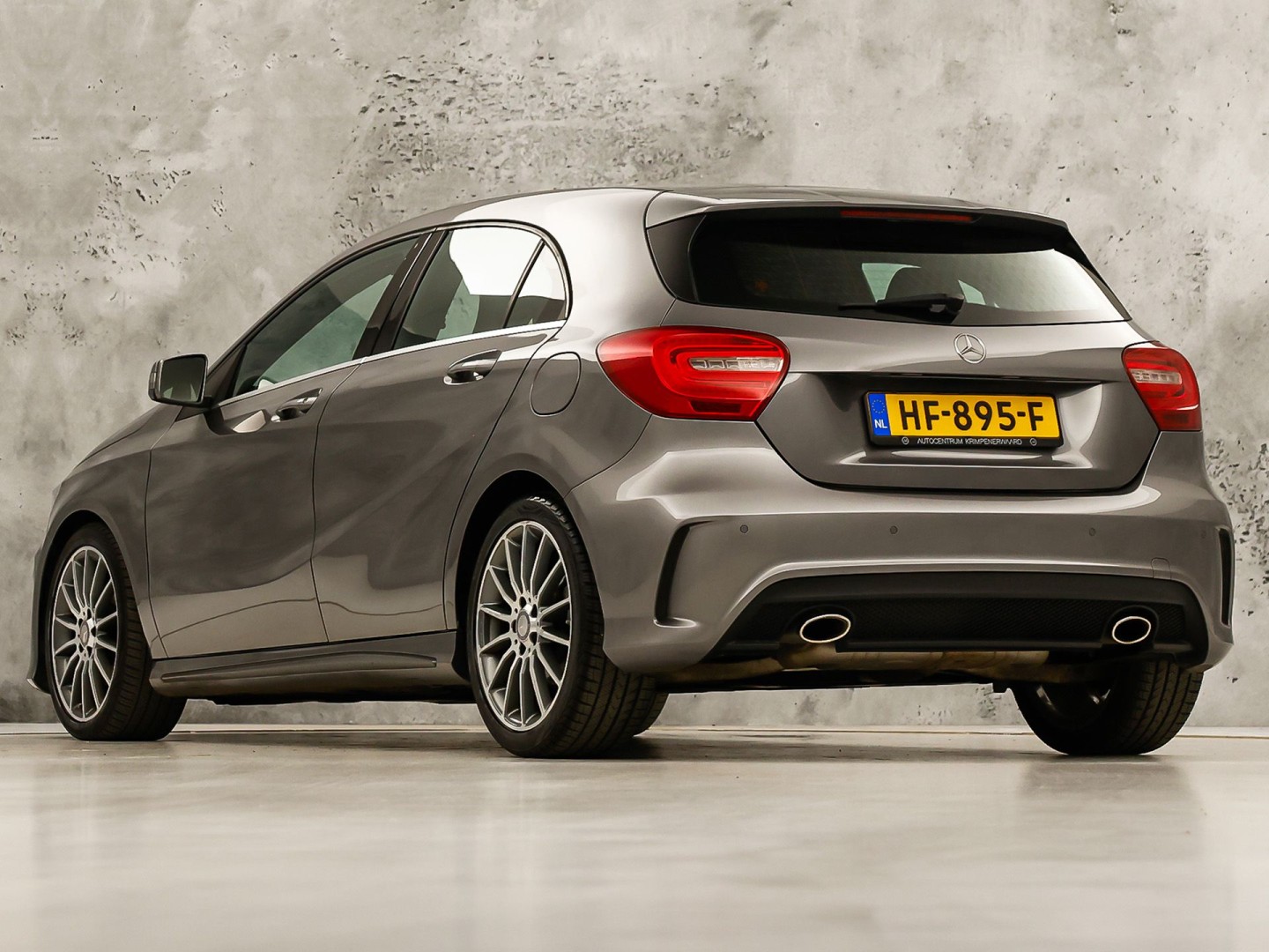 Mercedes-Benz A-Klasse 180 AMG Sport (NAVIGATIE, LEDER/ALCANTARA, DIAMOND GRILL, SPORTSTOELEN, XENON, CRUISE, NIEUWE APK, NIEUWSSTAAT)