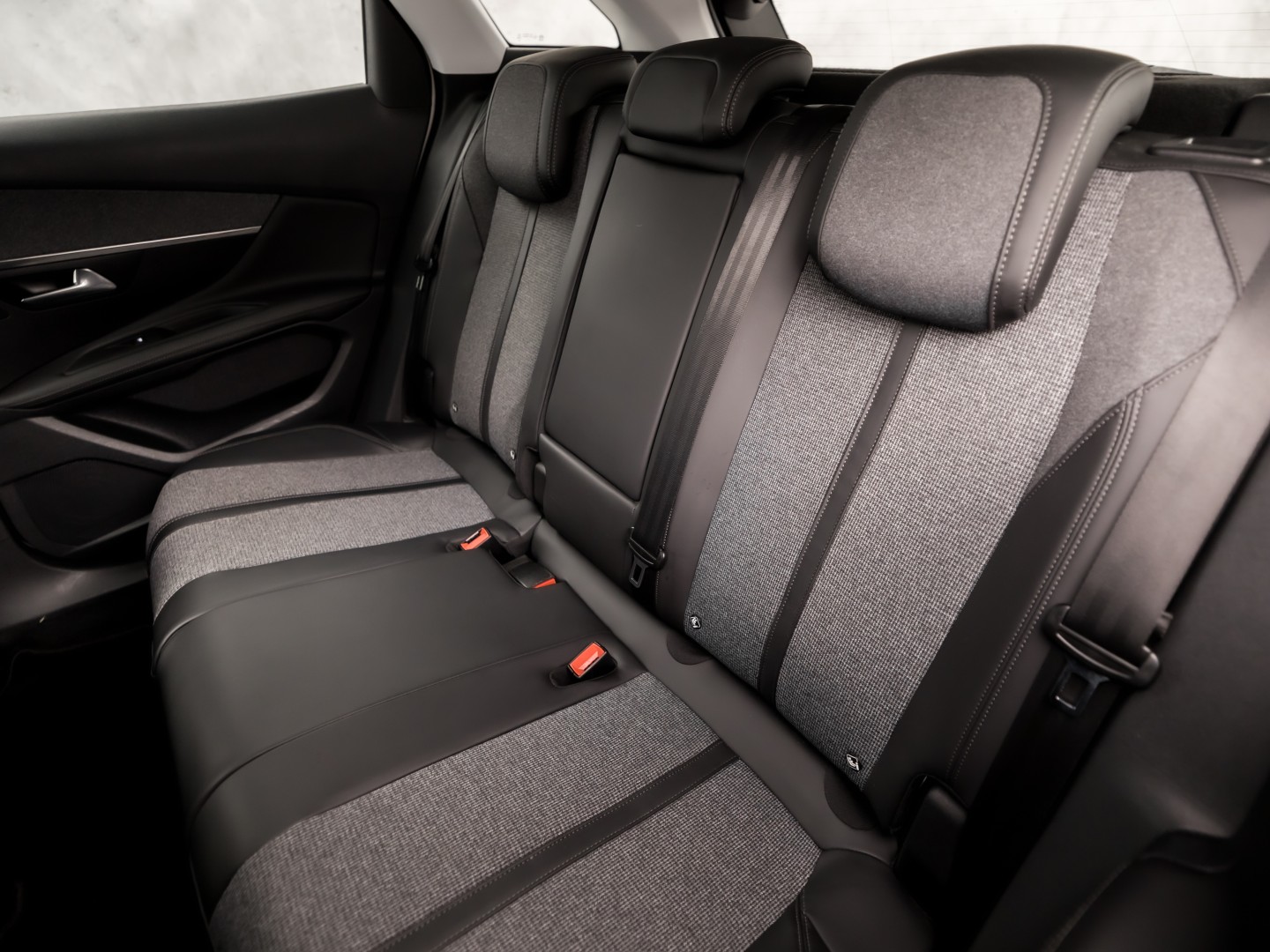 Peugeot 3008 1.2 PureTech Allure Sport (APPLE CARPLAY, GROOT NAVI, 360 CAMERA, DRIVE MODE, GETINT GLAS, SPORTSTOELEN, LEDER, TREKHAAK, CRUISE, NIEUWSTAAT)