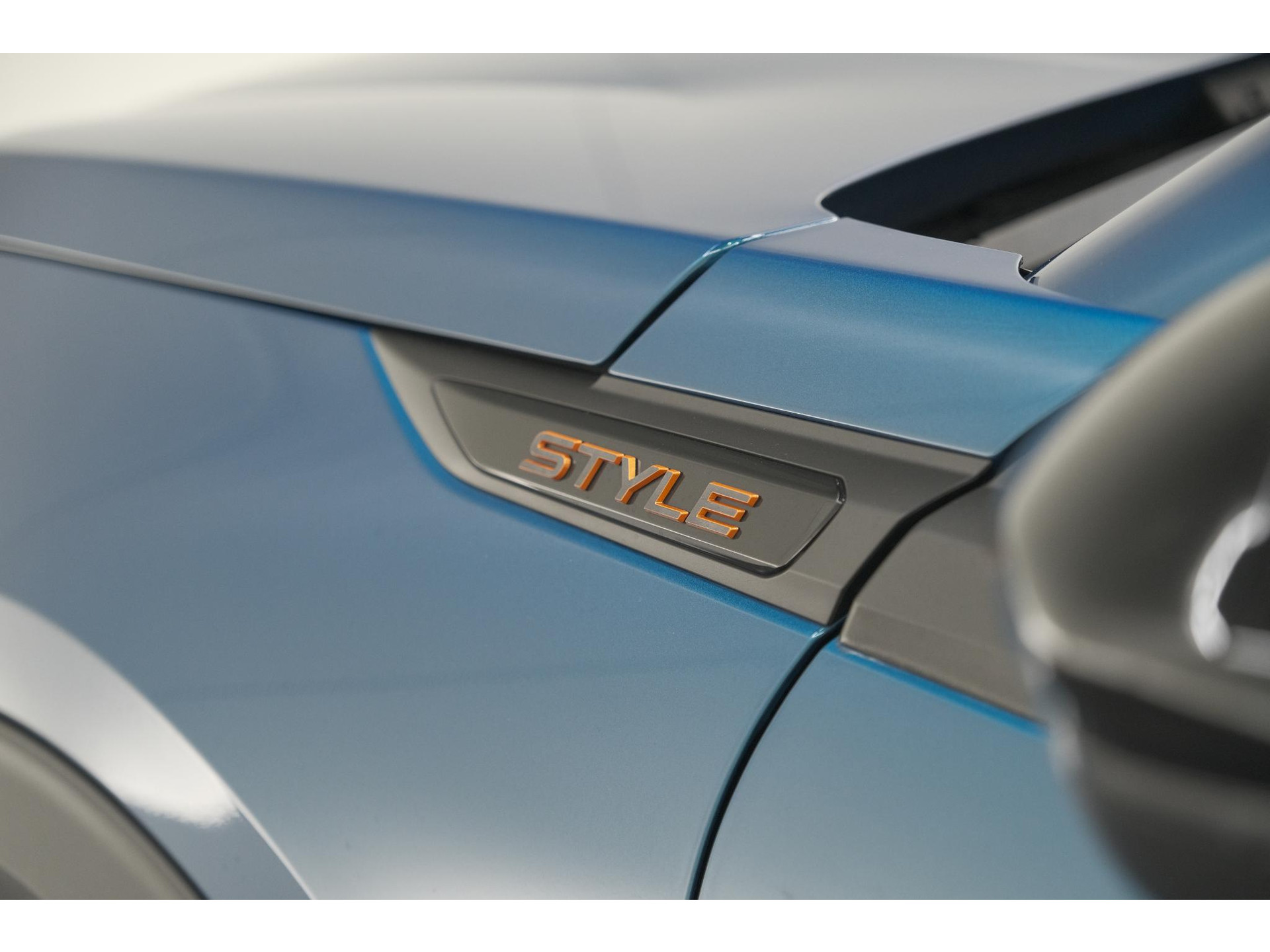 Peugeot 2008 Hybrid 136 e-DCS6 Style | Apple Carplay | Parkeersensoren | Climate control