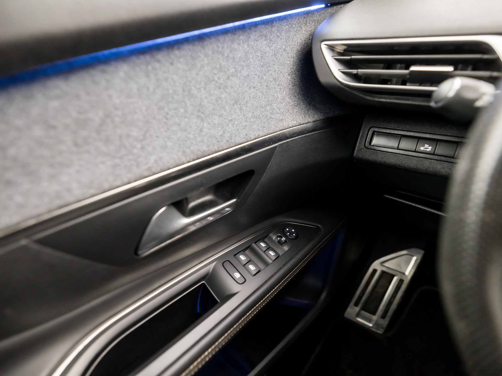 Peugeot 5008 1.6 e-THP GT-Line 165Pk Automaat (PANORAMADAK, NAPPA LEDER, MEMORY SEATS, STOELVERWARMING, 360 CAMERA, DRIVE MODE, KEYLESS, ADAPTIVE CRUISE, ELEK ACHTERKLEP, NIEUWSTAAT)