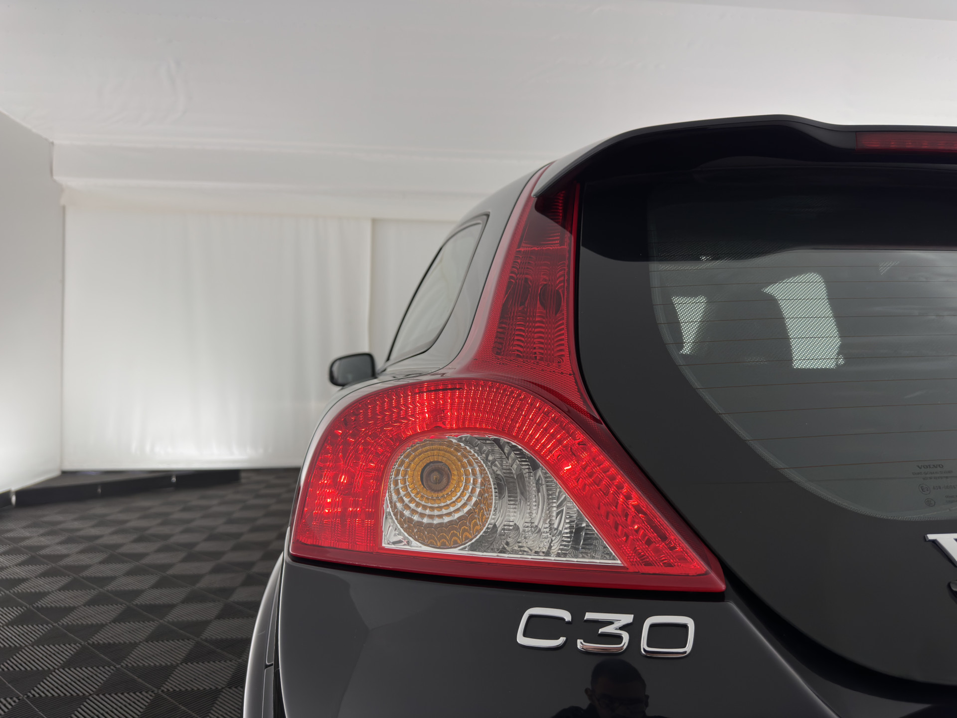 Volvo C30 1.6 D2 R-Design Sport-pack *PANO | BI-XENON | LEATHER-FABRIC | NAVI-FULLMAP | HEATED-SPORTSEATS | ECC | CARBON-INLAY | PDC | PREMIUM-AUDIO | CRUISE | 17''ALU*