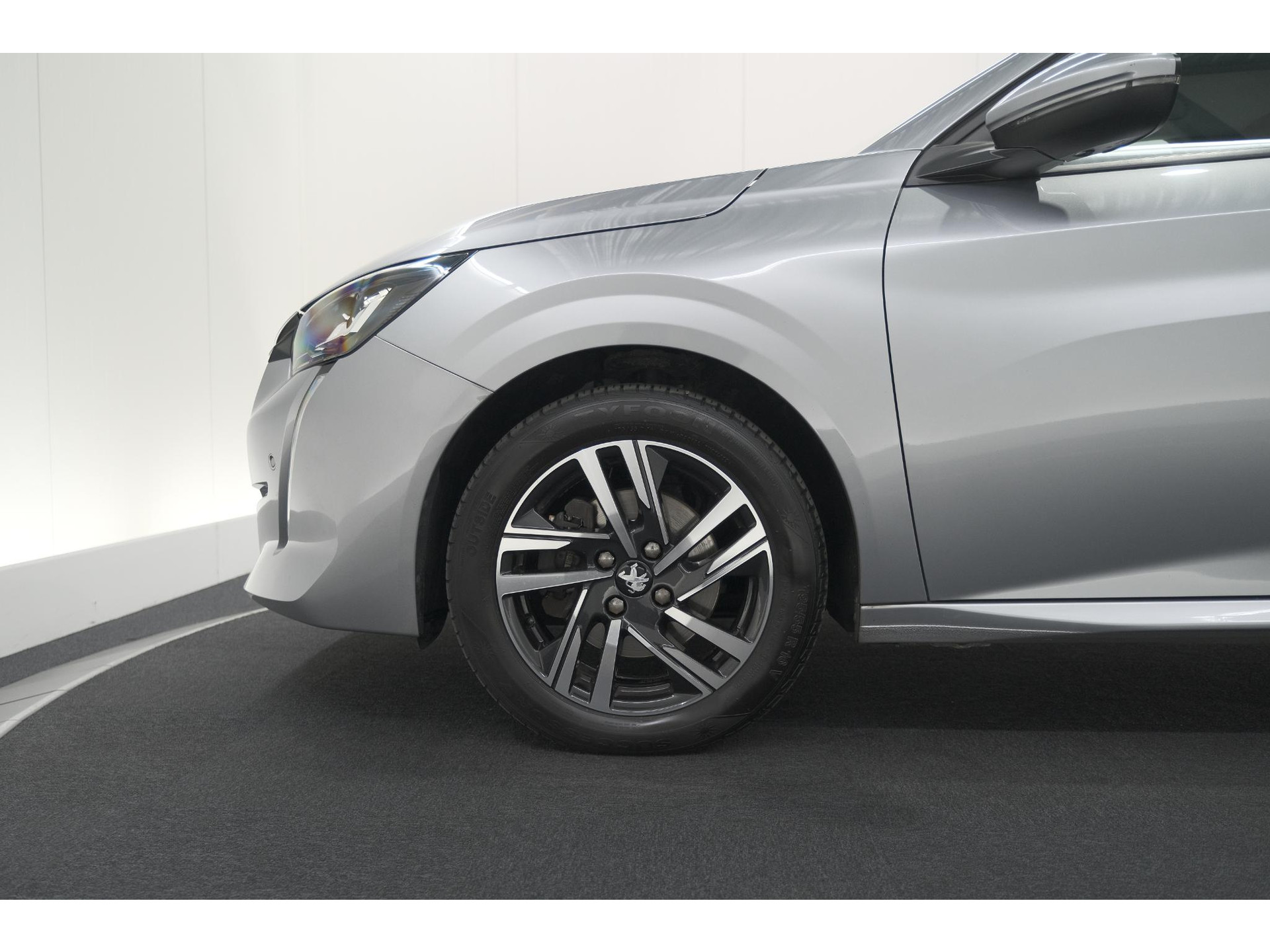 Peugeot 208 PureTech 100 EAT8 Allure | Adaptieve Cruise control |  Camera | Parkeersensoren voor + achter | Navigatie | Apple Carplay