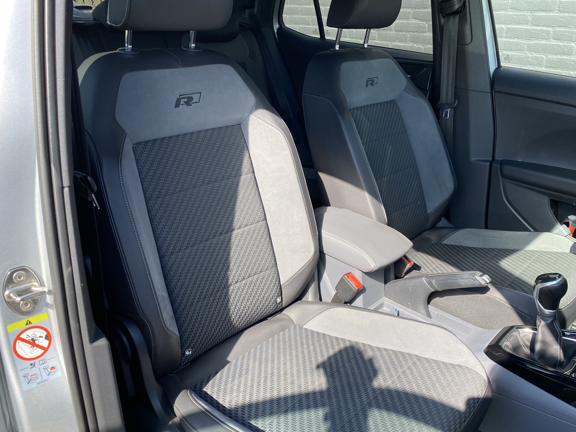Volkswagen T-Cross 1.0 TSI R Line 116 pk | dealer onderh. | virtual cockpit | navigatie | camera | stoelverwarming | apple carplay | keyless go
