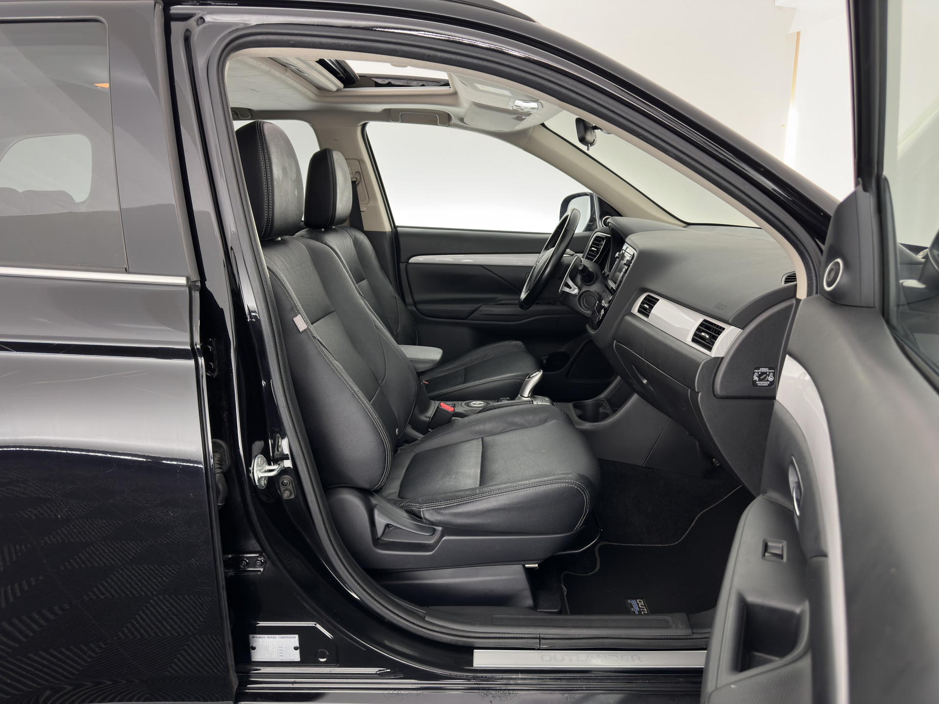 Mitsubishi Outlander 2.0 PHEV Instyle+ (Plug-In) Aut.* FULL-LEATHER | XENON | NAVI-FULLMAP | KEYLESS | CAMERA | HEATED-COMFORTSEATS | ECC | SHIFT-PADDELS | PDC | CRUISE | DAB | TOWBAR | PRIVACY-GLASS | LANE-ASSIST | 18'' ALU*