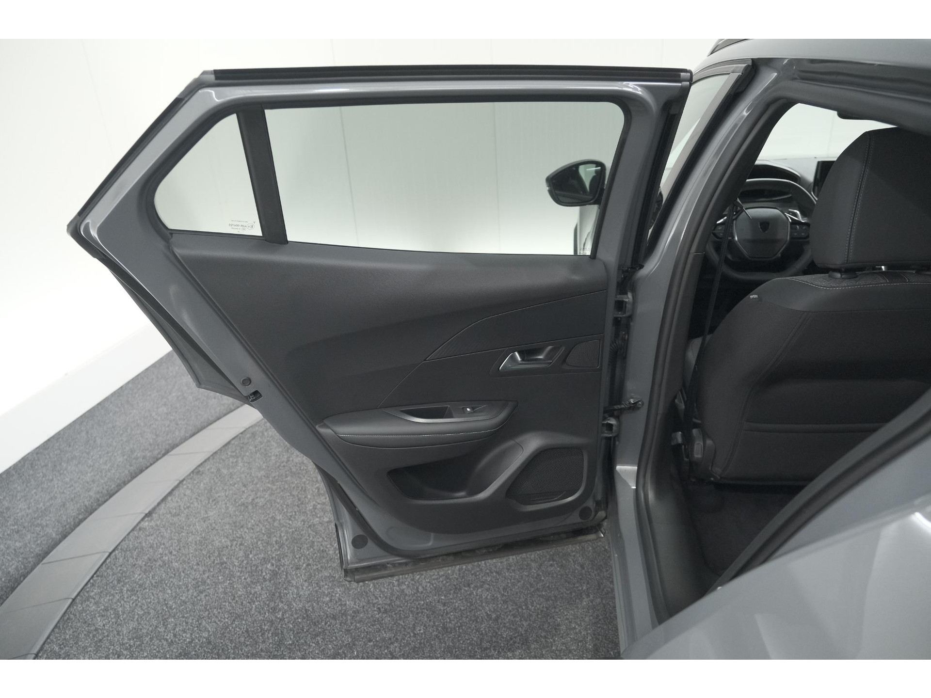 Peugeot 2008 PureTech 130 EAT8 Allure | 100% Benzine | Parkeersensoren Voor + Achter | Apple CarPlay | Climate Control