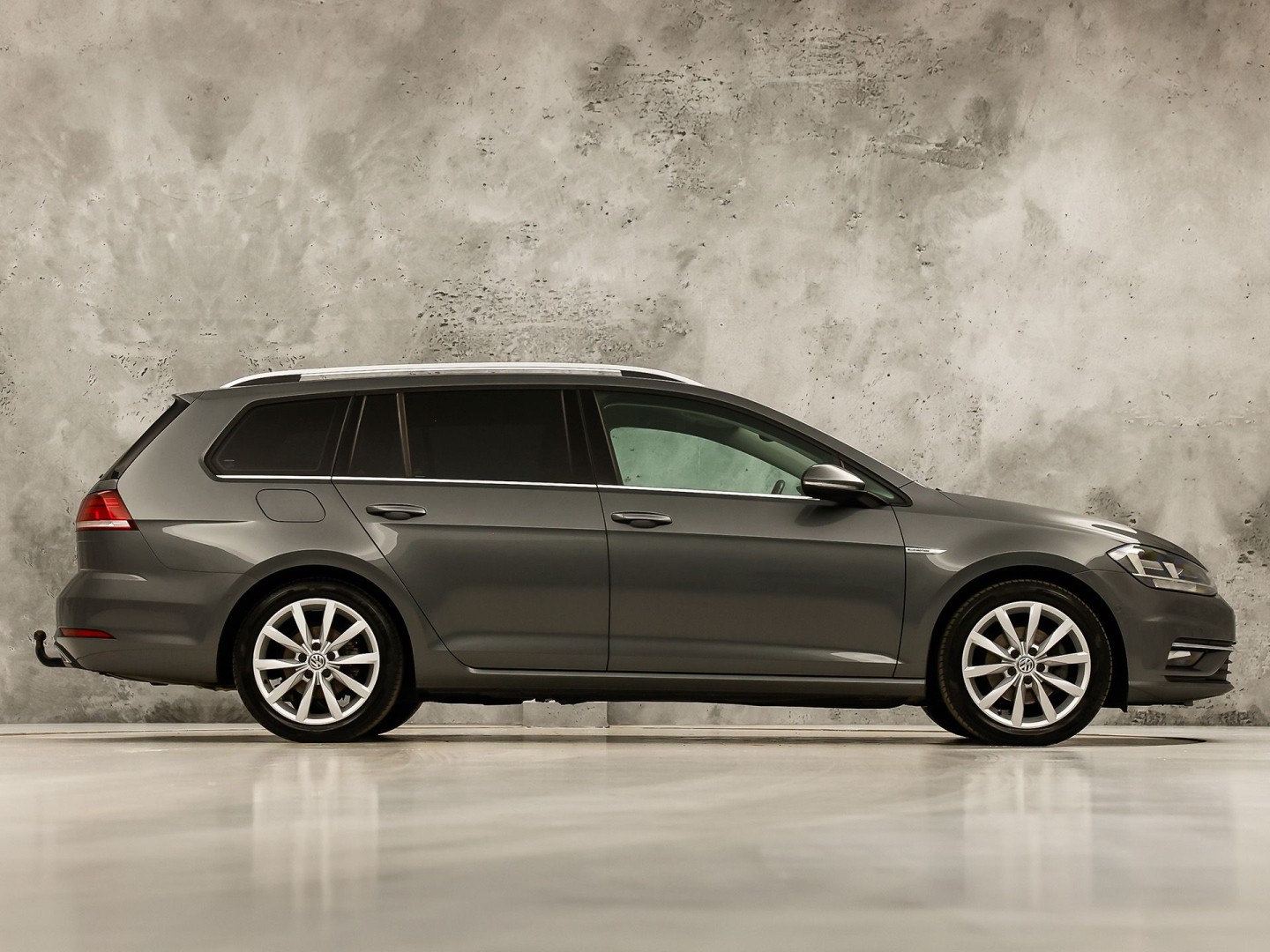 Volkswagen Golf Variant 1.5 TSI Highline 150Pk Automaat (VIRTUAL COCKPIT, APPLE CARPLAY, ALCANTARA, CAMERA, TREKHAAK, SPORTSTOELEN, GETINT GLAS, ADAPTIVE CRUISE, TREKHAAK, NIEUWSTAAT)