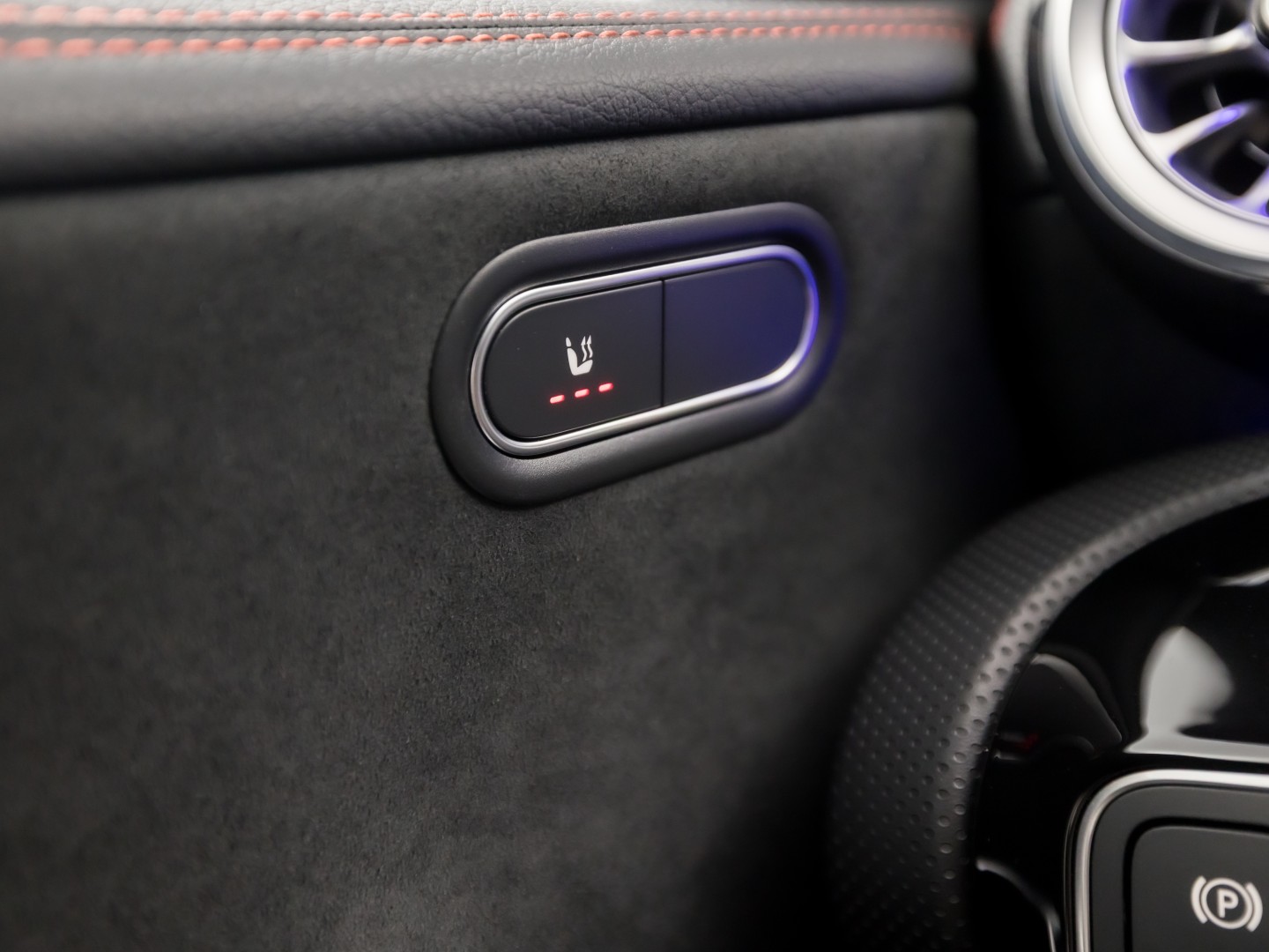Mercedes-Benz CLA-Klasse 180 AMG Sport Automaat (GROOT NAVI, LOGISCH NAP, CAMERA, LEDER, SPORTSTOELEN, GETINT GLAS, STOELVERWARMING, ELEK ACHTERKLEP, NIEUWSTAAT)
