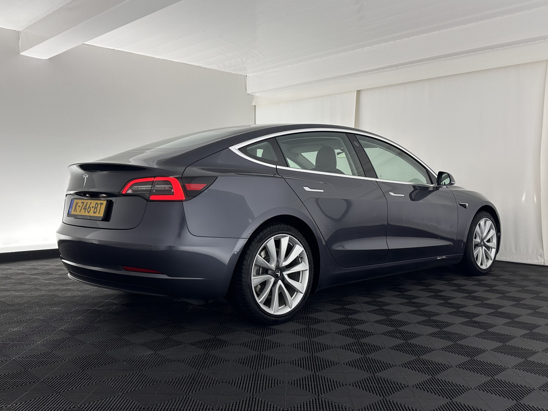 Tesla Model 3 Standard RWD Plus 60 kWh [ 3-Fase ] (INCL-BTW) Aut. *PANO | AUTO-PILOT | LEATHER | KEYLESS | FULL-LED | MEMORY-PACK | TOP-VIEW | DAB | CARPLAY | DIGI-COCKPIT | LANE-ASSIST | COMFORT-SEATS | 19"ALU*