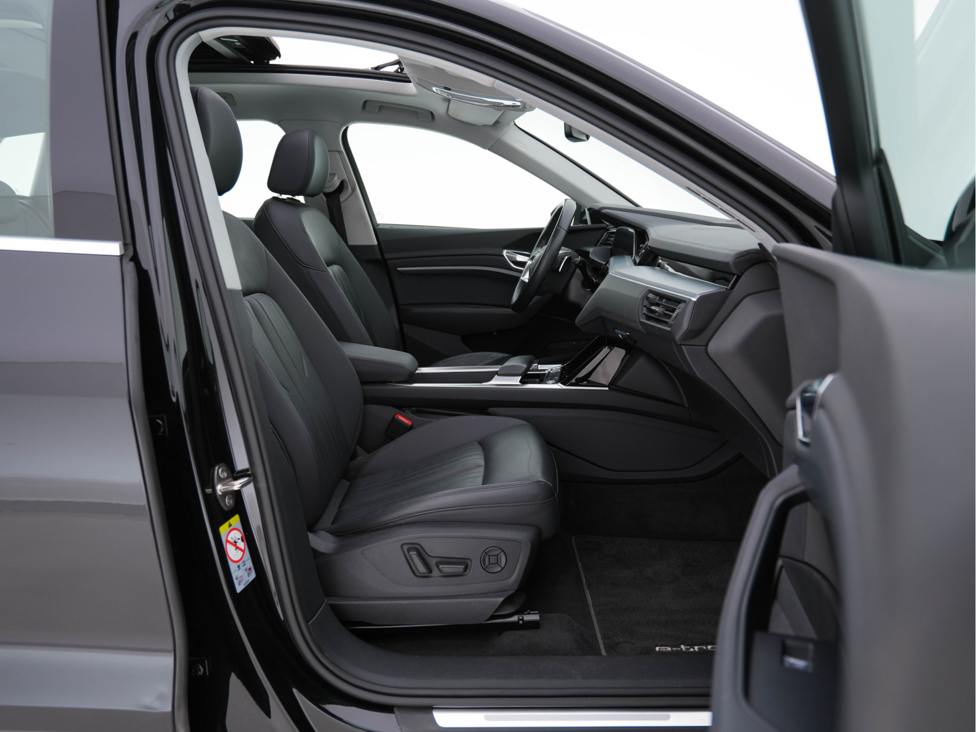 Audi e-tron 50 Quattro Launch-Edition-Plus 71 kWh [ 3-Fase ] {SOH-100%} (INCL-BTW) *PANO | LUXURY-LEATHER | ADAPTIVE-CRUISE | FULL-LED | DIGI-COCKPIT | KEYLESS | MEMORY-PACK | CAMERA | NAVI-FULLMAP | SHIFT-PADDLES | COMFORT-SEATS | 20''ALU*