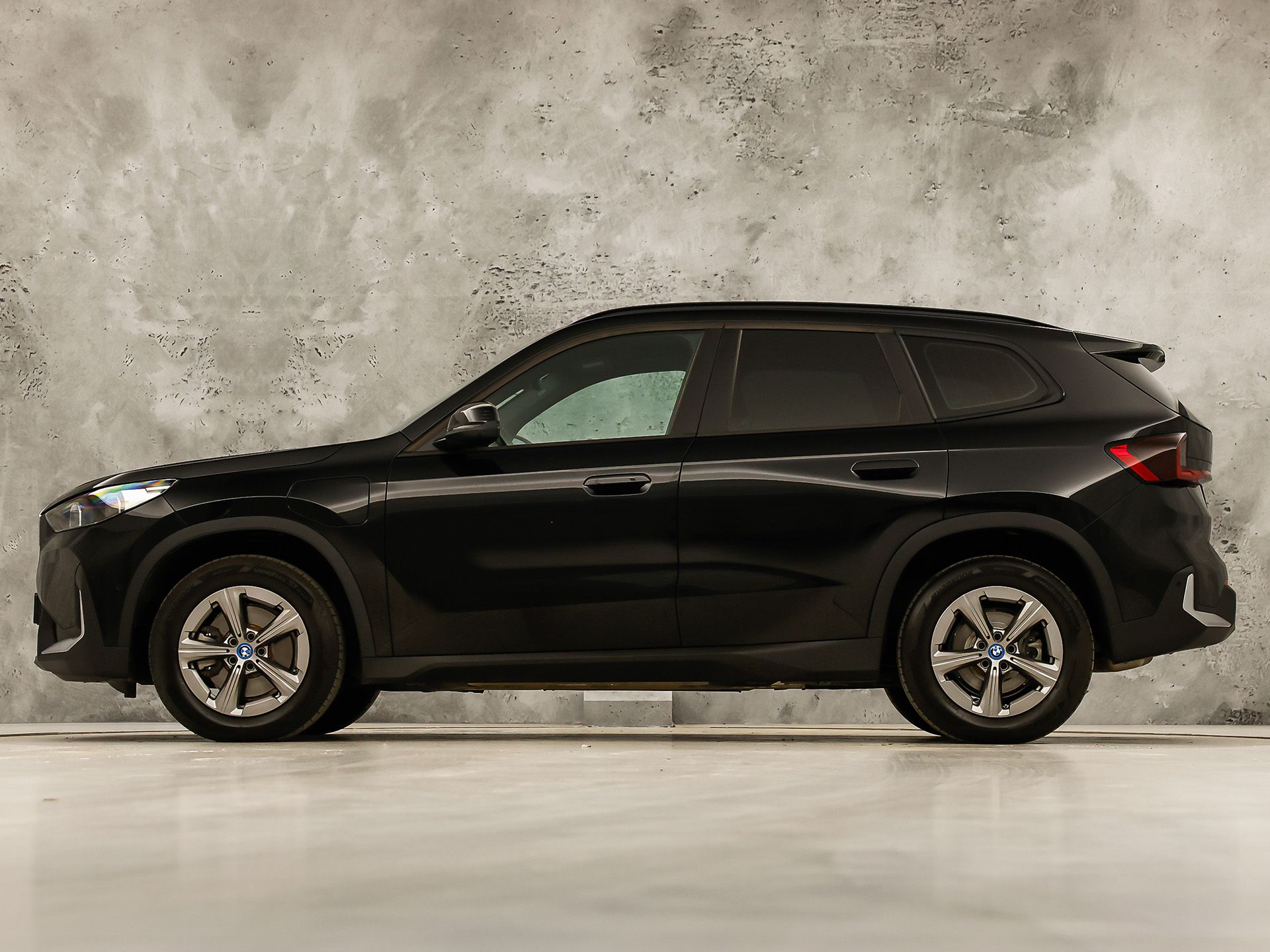BMW X1 xDrive25e Sport Automaat 245Pk (APPLE CARPLAY, HEAD-UP DISPLAY, 360 CAMERA, GETINT GLAS, LEDER, STOELVERWARMING, ZWARTE HEMEL, NIEUWSTAAT)