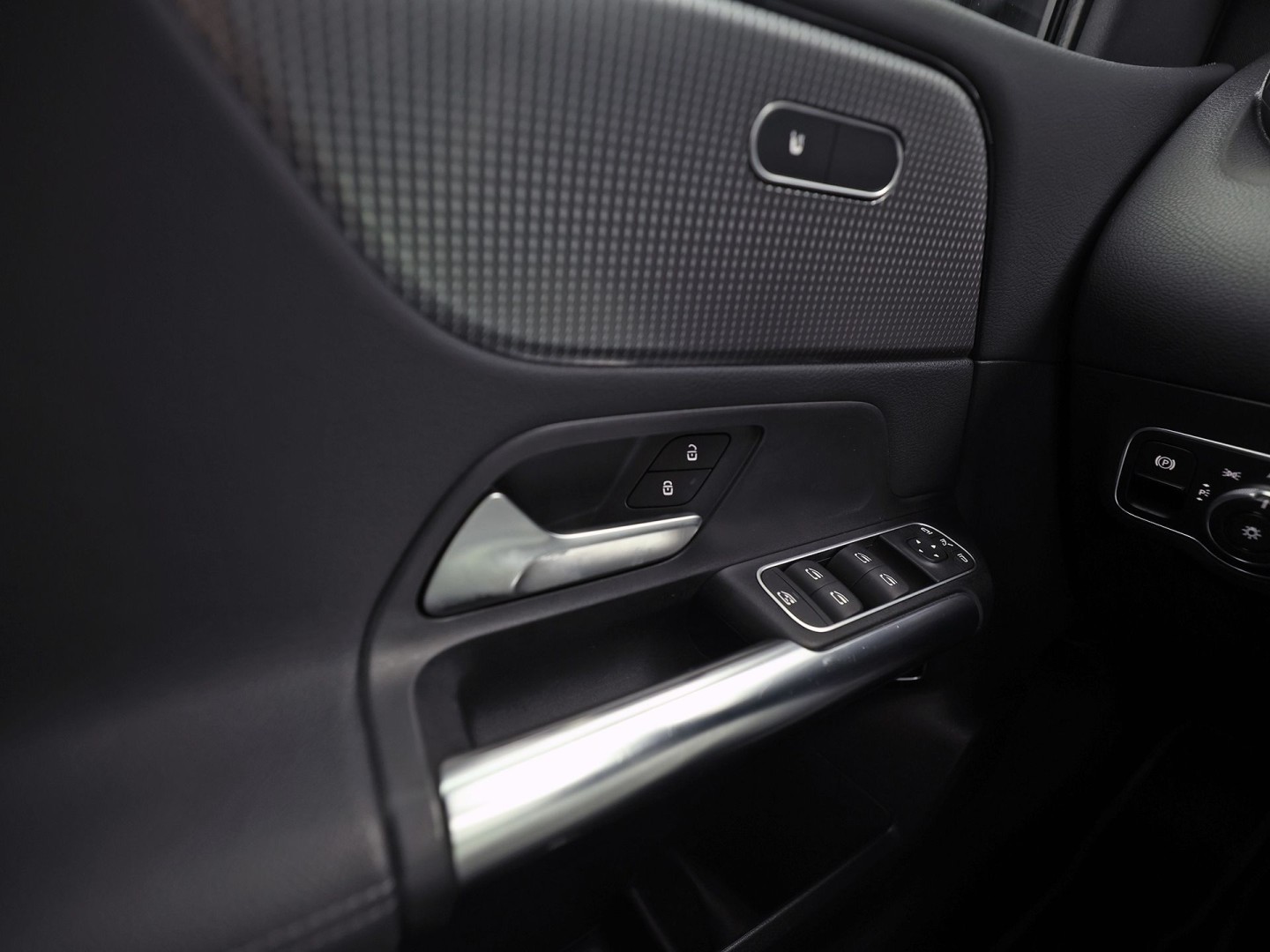 Mercedes-Benz B-Klasse 200 Business Solution Luxury 163Pk Automaat (GROOT NAVI, LEDER, CAMERA, GETINT GLAS, SPORTSTOELEN, STOELVERWARMING, TREKHAAK, NIEUWE APK, NIEUWSTAAT)