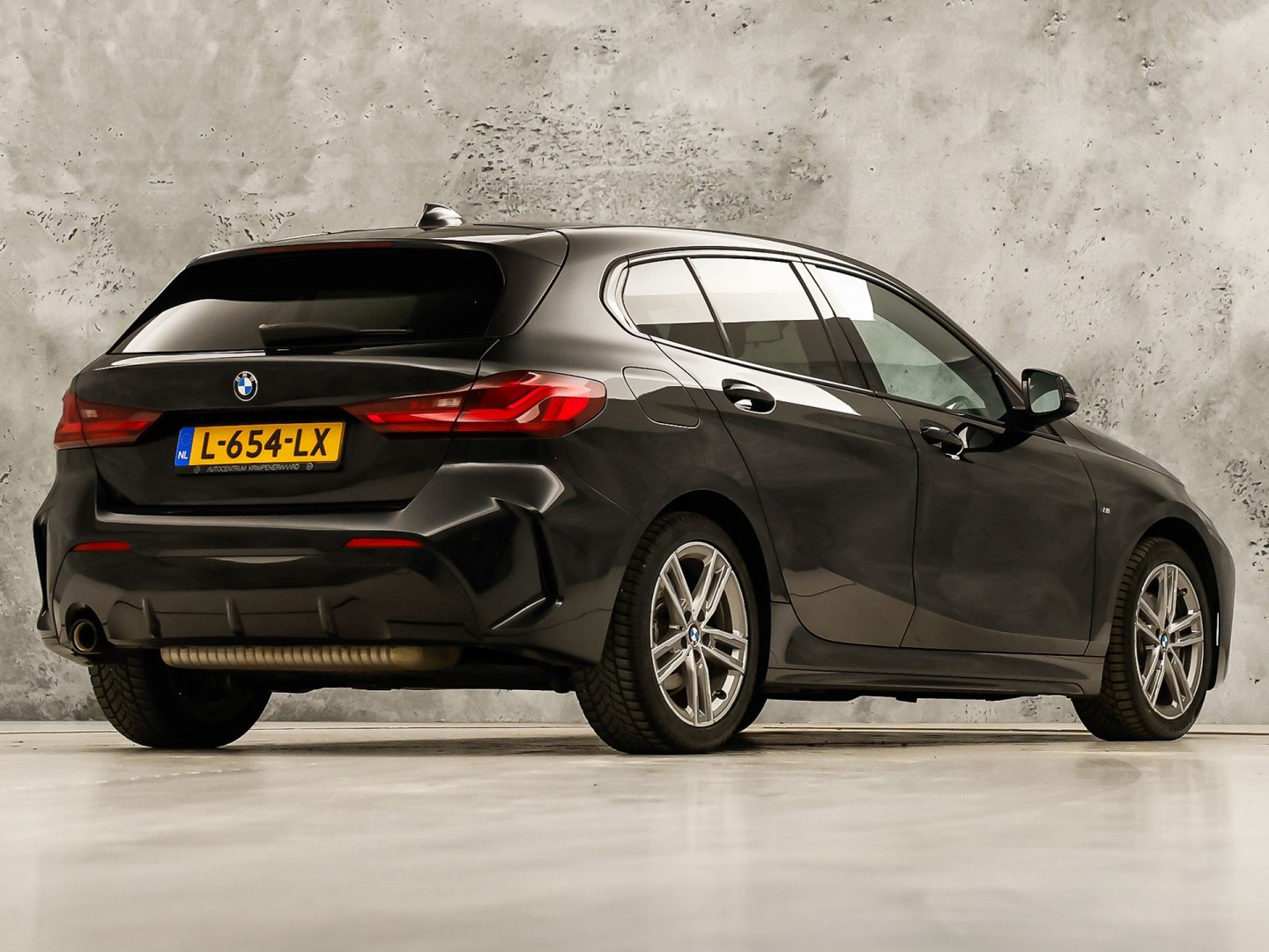 BMW 1 Serie 118i M Sport Automaat (APPLE CARPLAY, M PAKKET, GROOT NAVI, LEDER, SPORTSTOELEN, SFEERVERLICHTING, GETINT GLAS, NIEUWSTAAT)