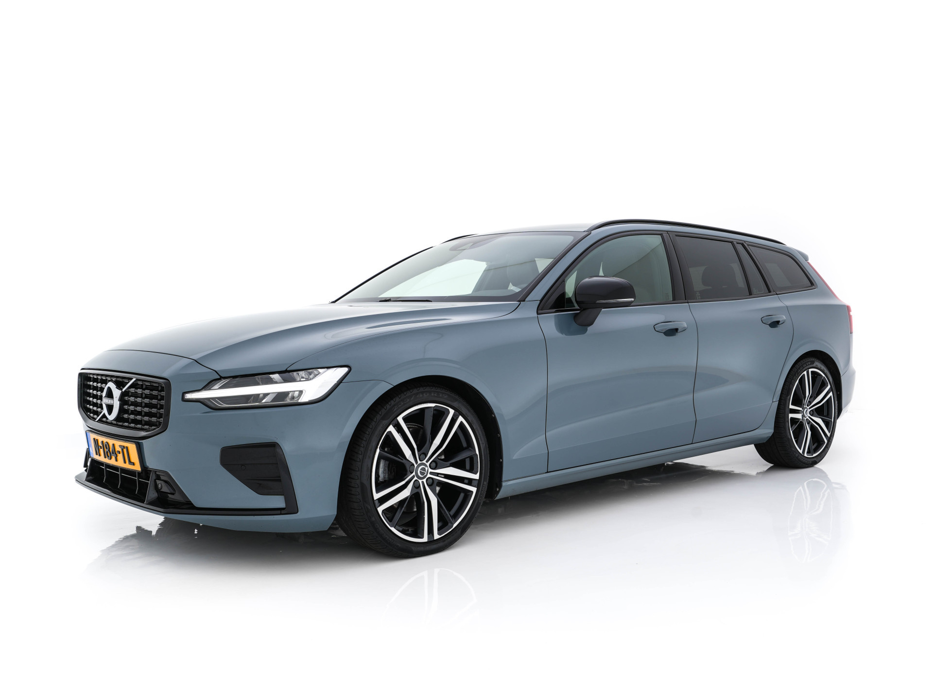 Volvo V60 2.0 B3 R-Design (INCL-BTW) *LEATHER-FABRIC | DIGI-COCKPIT | FULL-LED | MEMORY-PACK | HEATED-SPORTSEATS | LANE-ASSIST | NAVI-FULLMAP | CAMERA | DAB+ | PRIVACY-GLASS | ECC | PDC | TOWBAR | 19''ALU*