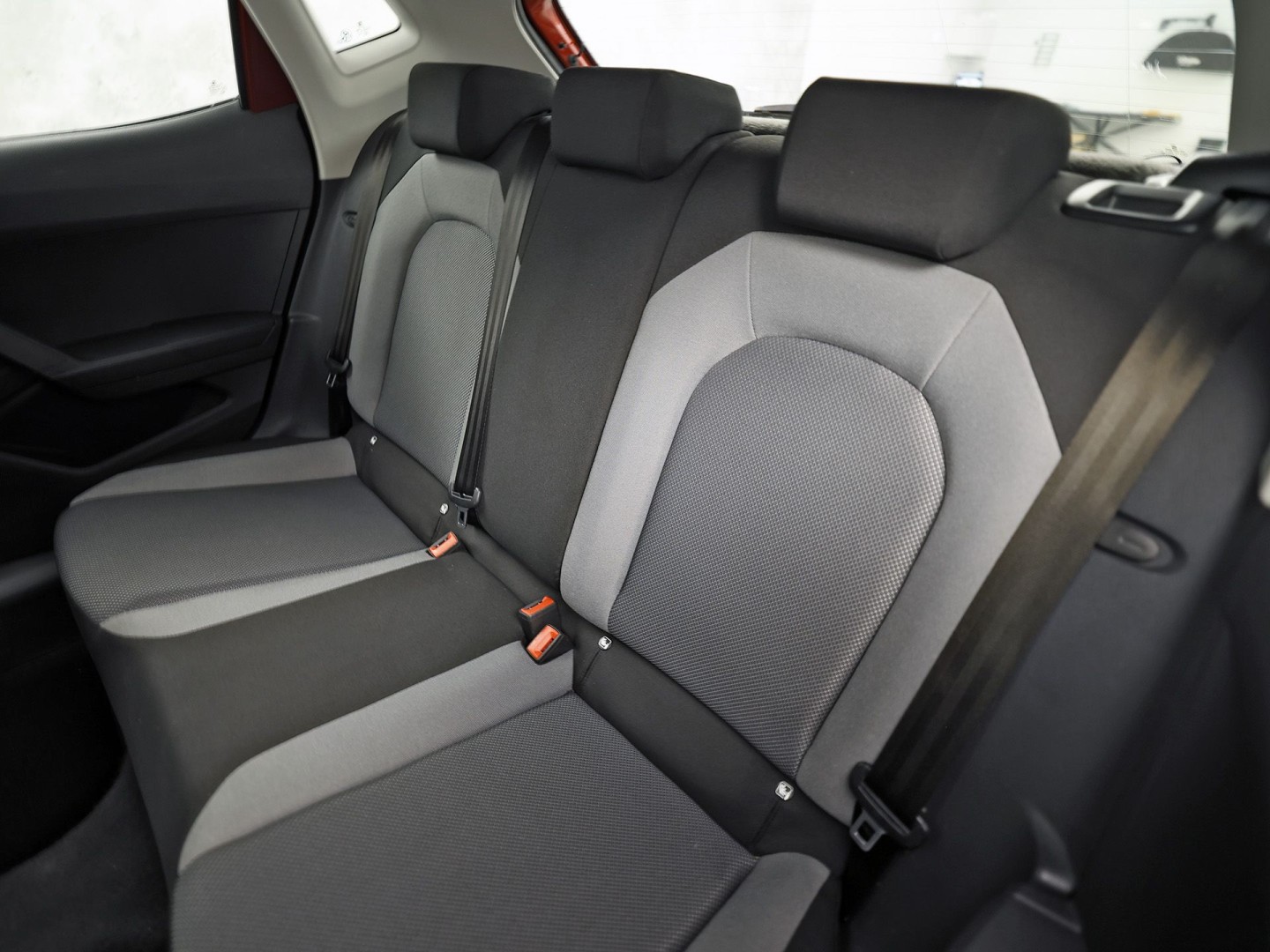 SEAT Ibiza 1.0 Sport (APPLE CARPLAY, GROOT NAVI, CLIMATE, GETINT GLAS, SPORTSTOELEN, LM VELGEN, CRUISE, NIEUWSTAAT)