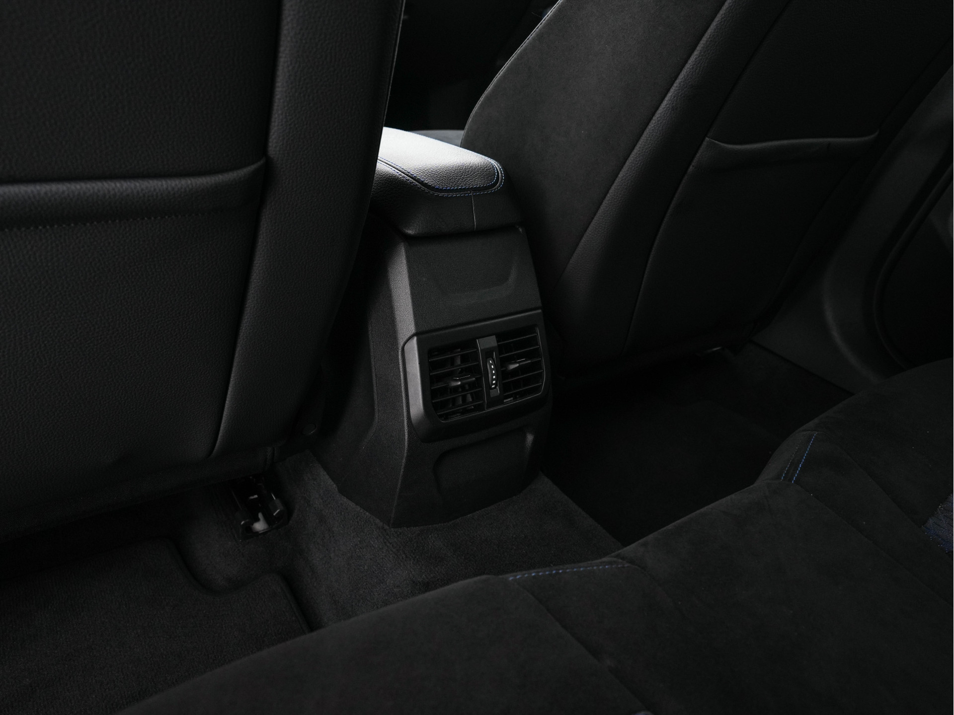 BMW 1-serie M135i xDrive M-Sportpack High Executive Aut. *ALCANTARA-MICROFIBRE | FULL-LED | HEATED-SPORTSEATS | SHIFT-PADDLES | DIGI-COCKPIT | HEAD-UP | NAVI-FULLMAP | DAB+ | PRIVACY-GLASS | AMBIENT-LIGHT | CARBON-INLAY | CARPLAY | 19''ALU*