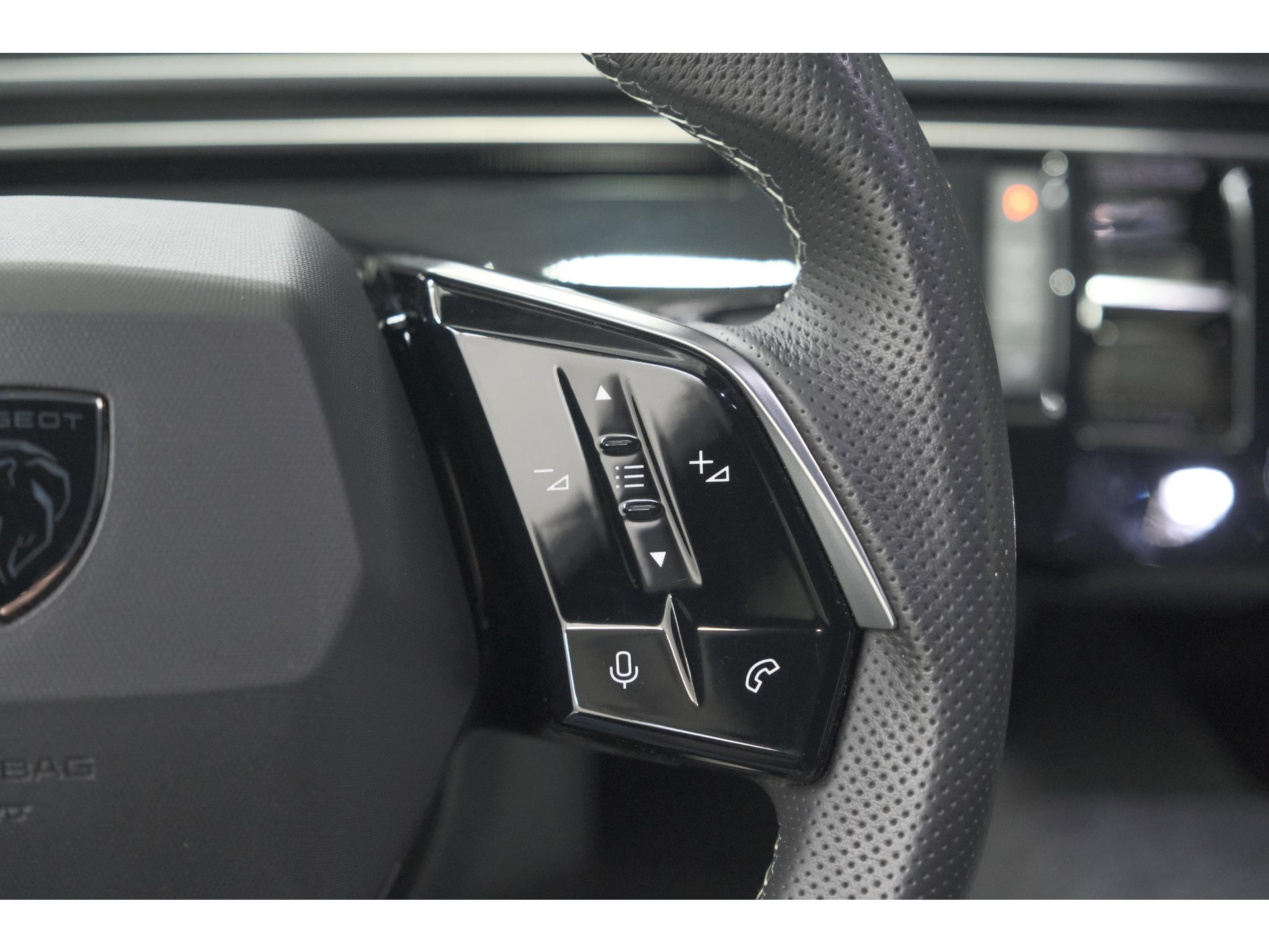 Peugeot 3008 1.2 Hybrid 136 GT | Panoramdak | 360 Camera | Stoelverwarming | Elektrische Kofferklep | Allseason Banden