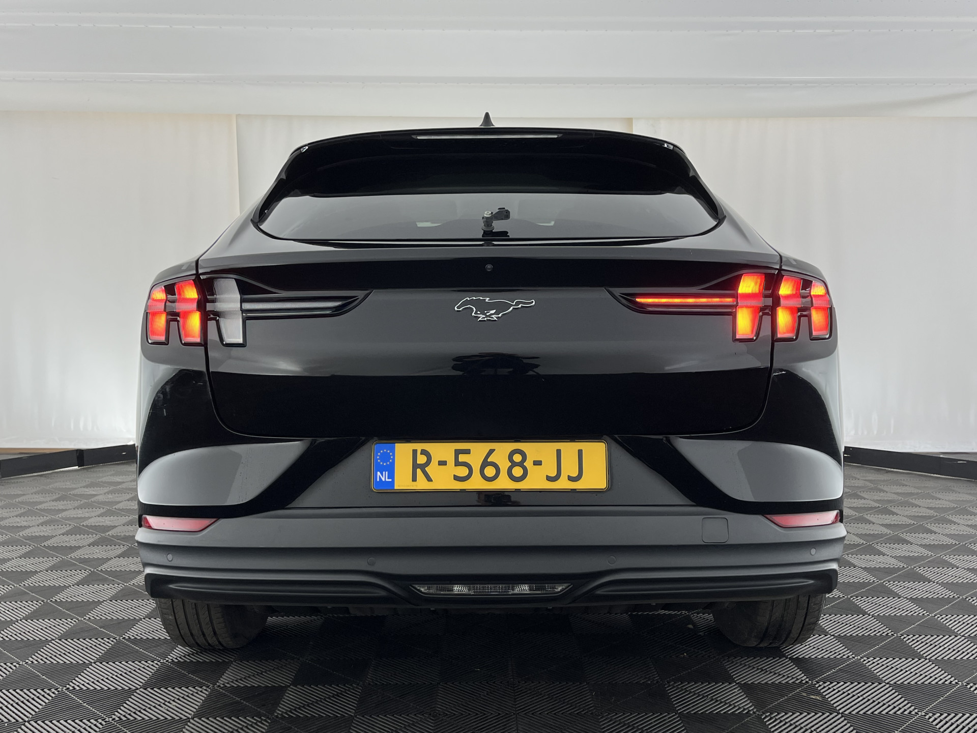 Ford Mustang Mach-E RWD 75 kWh [ 3-Fase-11kW ] {SOH-83%} (INCL-BTW)  Aut. *LEATHER | FULL-LED | DAB | DIGI-COCKPIT | KEYLESS | NAVI-FULLMAP | CARPLAY | HEATED-COMFORTSEATS | TOPVIEW | ADAPTIVE-CRUISE | PRIVACY-GLASS | 18'' ALU*