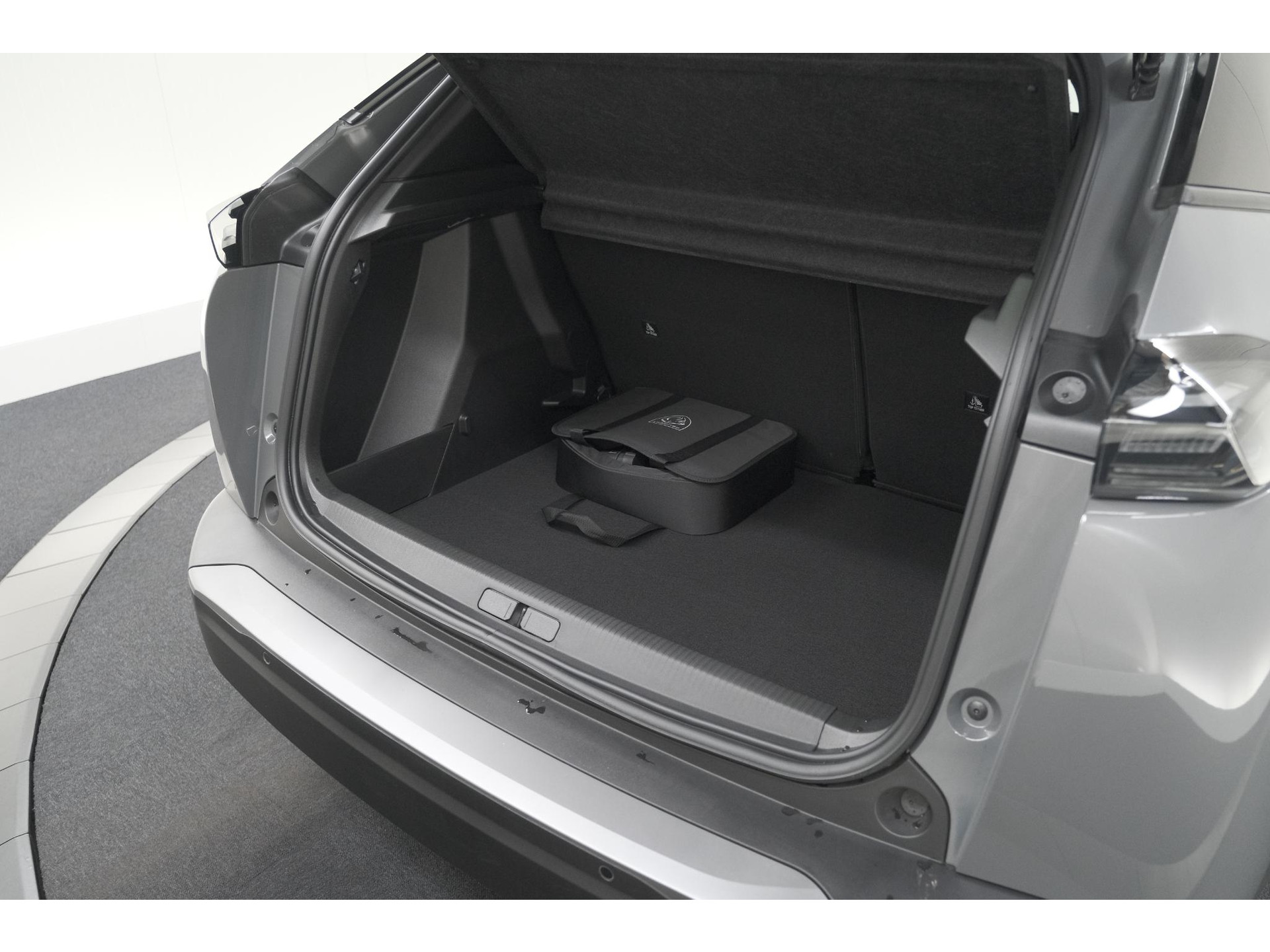 Peugeot e-2008 EV Allure 54 kWh | 11 KW Lader | Warmtepomp | Apple Carplay | Parkeersensoren