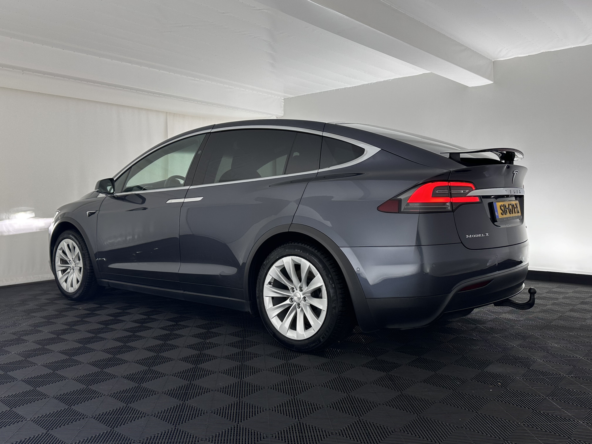 Tesla Model X 75D Base 7-Pers. [ 3-Fase-17kW ] {SOH-88%} Aut. *PANO-WINDOW | AUTOPILOT | LEATHER-FABRIC | TOPVIEW | NAVI-FULLMAP | FULL-LED | AIRSUSPENSION | DIGI-COCKPIT | KEYLESS | CAMERA | DAB+ | HEATED-COMFORTSEATS | 20''ALU*