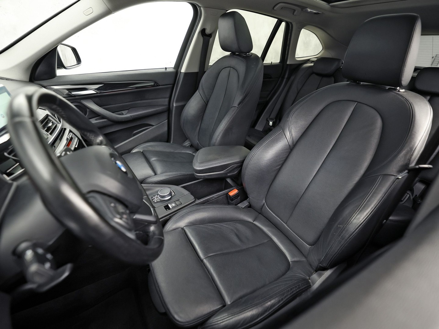 BMW X1 sDrive18i Sport High Executive 140Pk Automaat (PANORAMADAK, GROOT NAVI, MEMORY SEAT, LEDER, CAMERA, SPORTSTOELEN, TREKHAAK, STOELVERWARMING, NIEUWSTAAT)