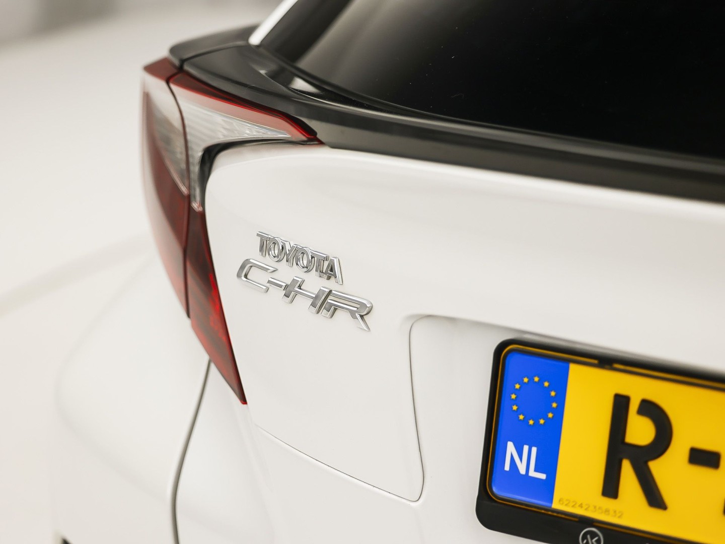 Toyota C-HR 1.8 Hybrid Sport Automaat (GROOT NAVI, CLIMATE, CAMERA, STOELVERWARMING, SPORTSTOELEN, ADAPTIVE CRUISE, GETINT GLAS, KEYLESS, NIEUWSTAAT)