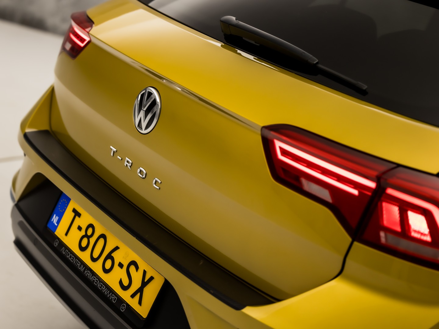Volkswagen T-Roc 1.0 TSI Sport (APPLE CARPLAY, GROOT NAVI, STOELVERWARMING, GETINT GLAS, SPORTSTOELEN, ADAPTIVE CRUISE, PARKEERSENSOREN, NIEUWSTAAT)