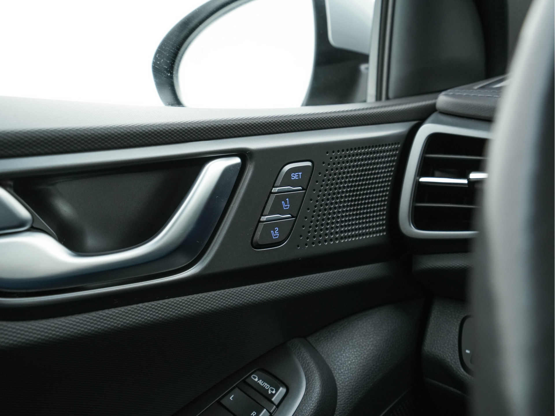 Hyundai IONIQ Premium EV 38 kWh {SOH-100%} Aut *HEATPUMP | LEATHER | FULL-LED | ADAPTIVE-CRUISE | KEYLESS | NAVI-FULLMAP | DAB | CAMERA | MEMORY-PACK | DIGI-COCKPIT | HEATED/VENTILATED-SEATS | CCS- FASTLOADER | PRIVACY-GLASS |