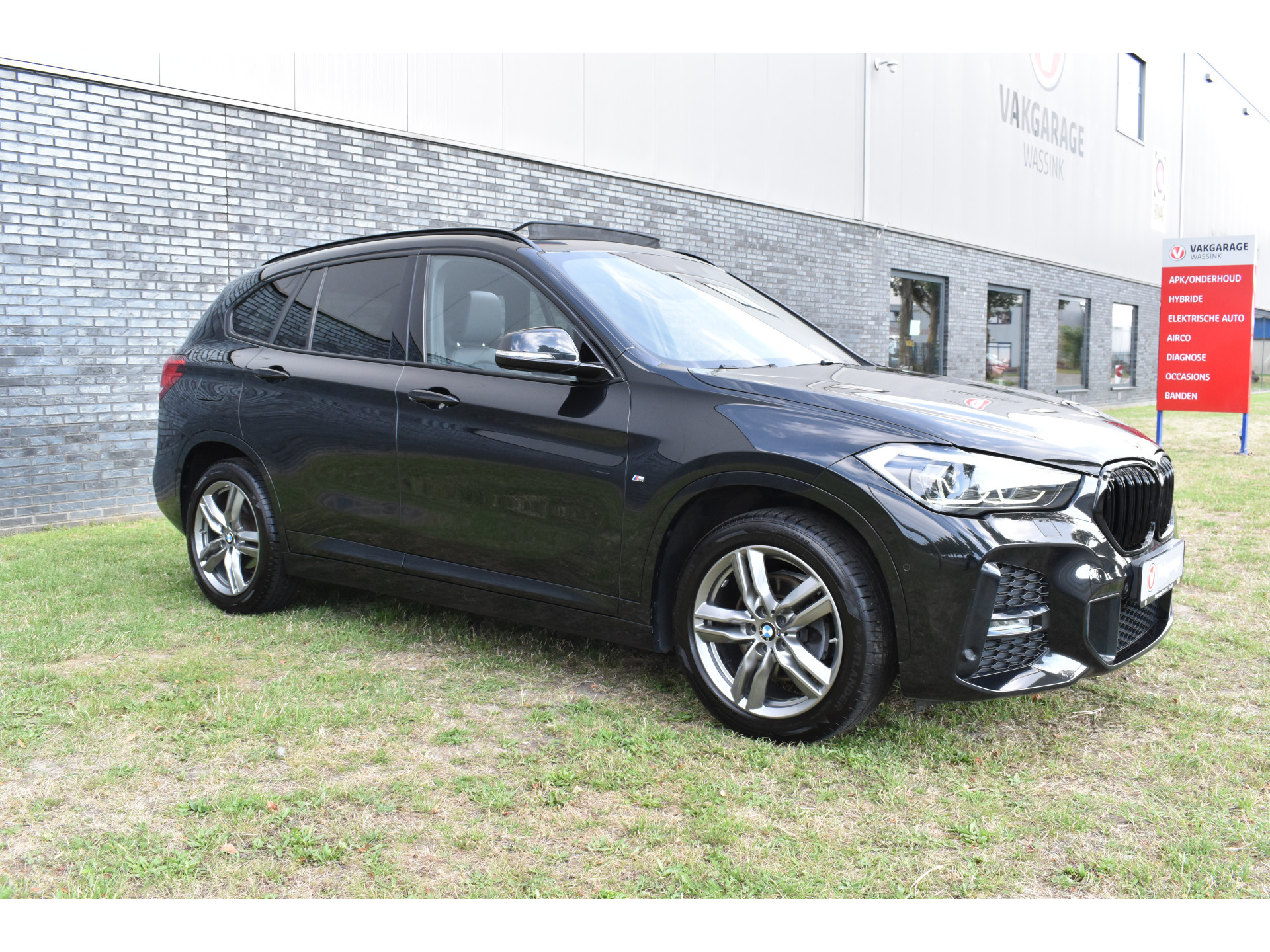 BMW X1 sDrive18i M-Pakket Carplay/Navi Panoradak Automaat Led Stoelverwarming