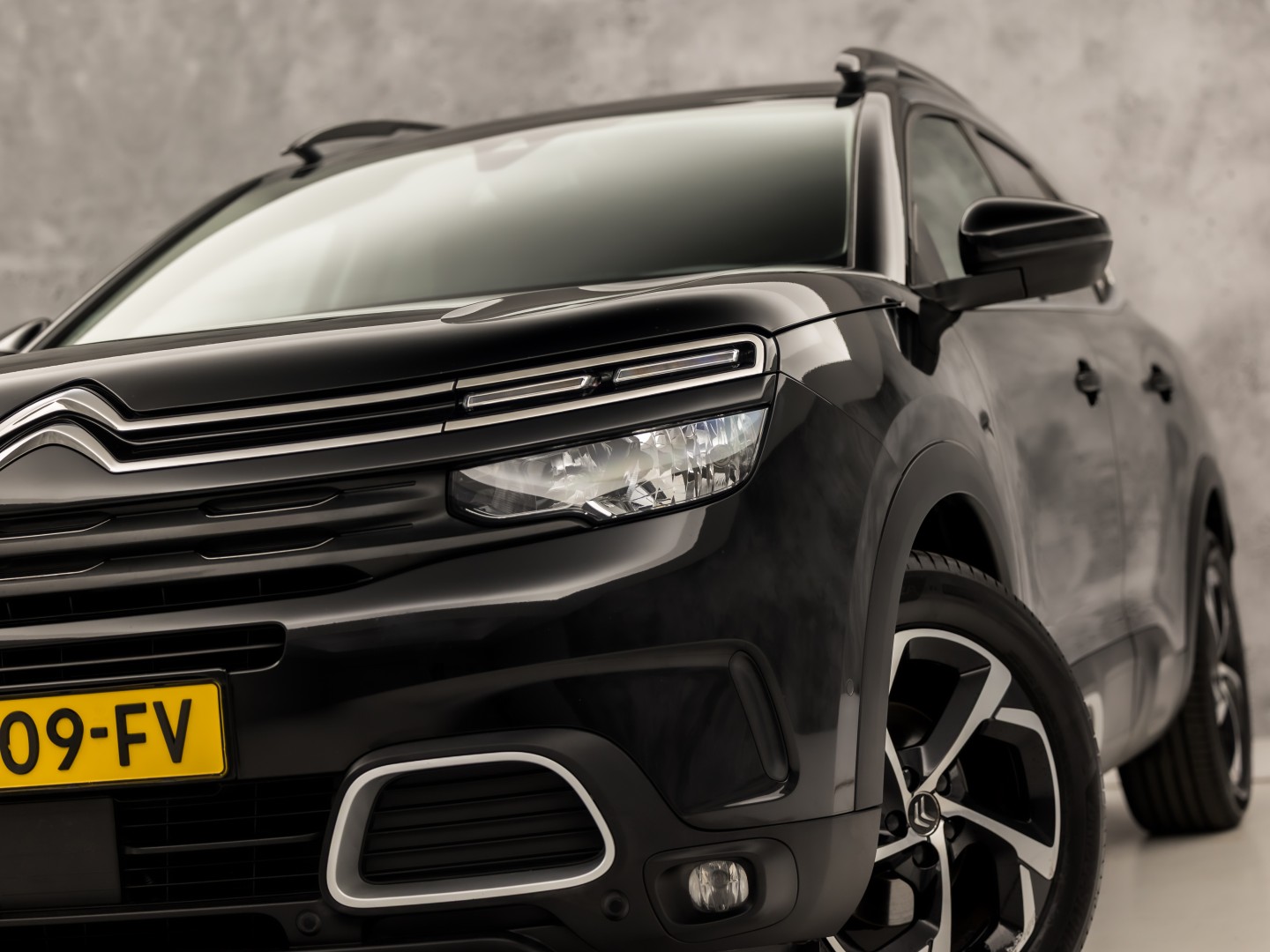 Citroën C5 Aircross 1.6 PureTech Sport 181Pk Automaat (APPLE CARPLAY, GROOT NAVI, 360 CAMERA, LM VELGEN, TREKHAAK, SPORTSTOELEN, KEYLESS, ADAPTIVE CRUISE, NIEUWSTAAT)