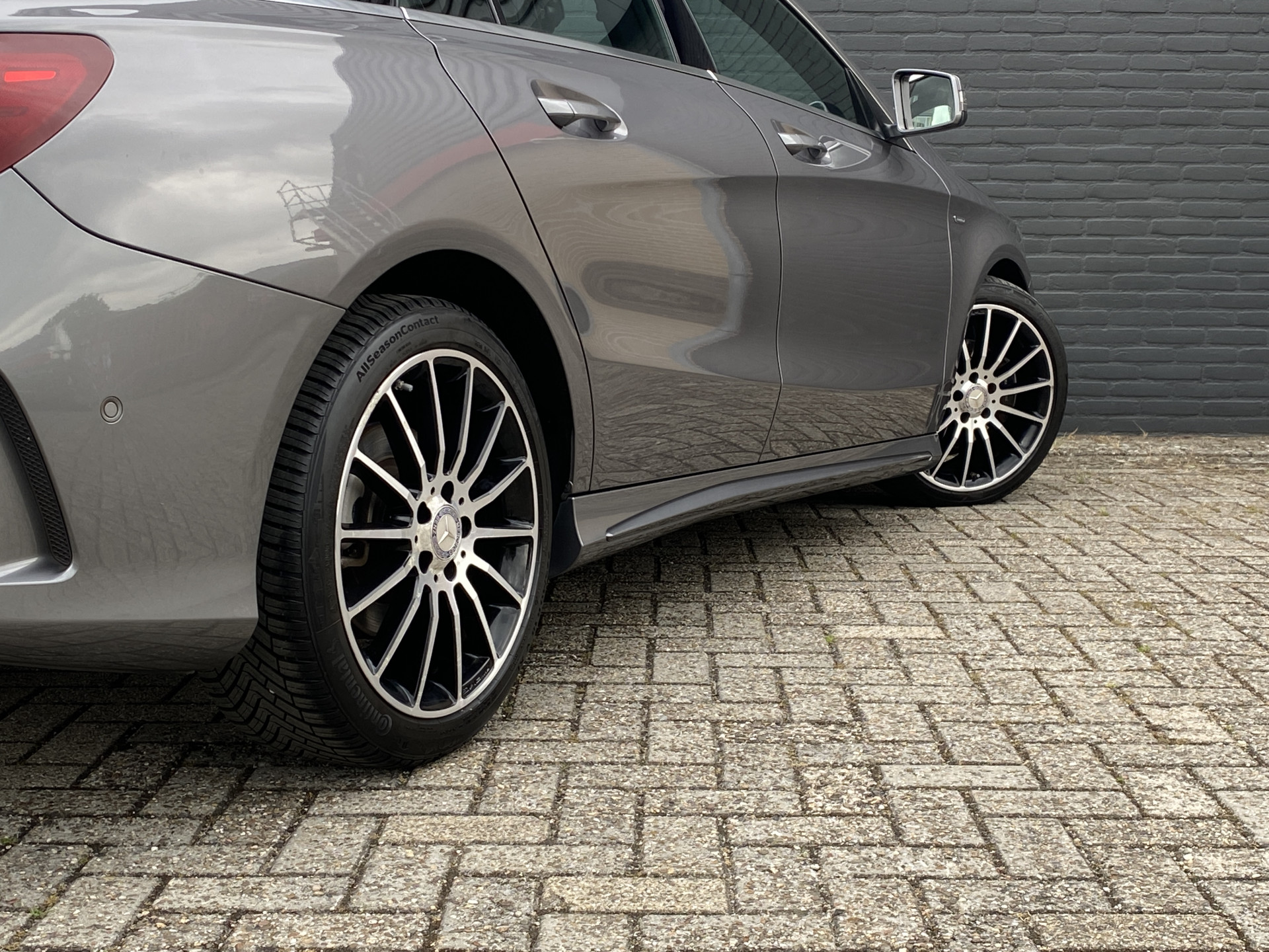 Mercedes-Benz CLA-klasse Shooting Brake 180 AMG Edition AUT. | 1e eigenaar | dealer onderh. | navigatie | a. carplay | alcantara interieur