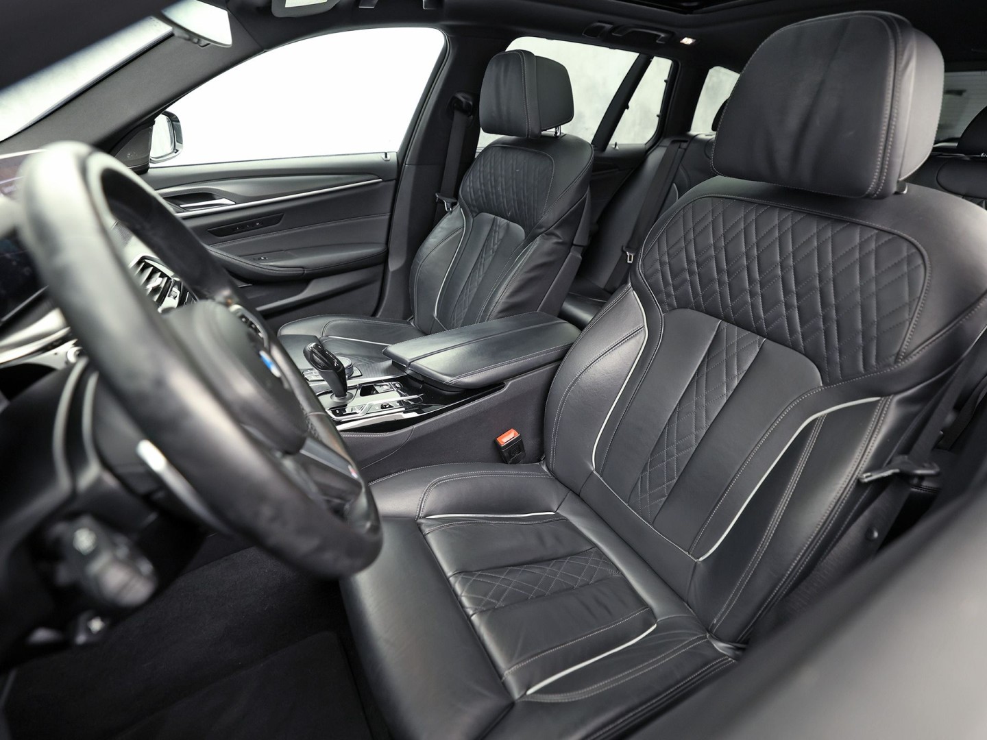BMW 5 Serie 530e M Sport High Executive 293Pk (PANORAMADAK, M PAKKET, LASER LED, HEAD-UP DISPLAY, 360 CAMERA, MEMORY SEATS, HARMAN/KARDON, TREKHAAK ELEKTRISCH, STOELVERWARMING ACHTER, DISPLAY KEY, NIEUWSTAAT)
