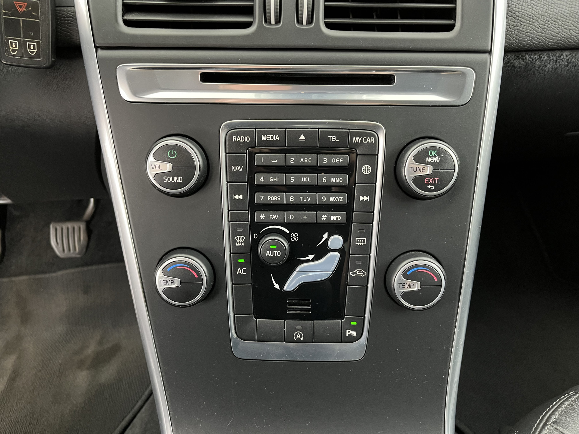 Volvo XC60 2.0 D3 FWD Momentum *LEATHER | NAVI-FULLMAP | COMFORTSEATS | ECC | PDC | CRUISE | PRIVACYGLASS | TOWBAR | 17''ALU*