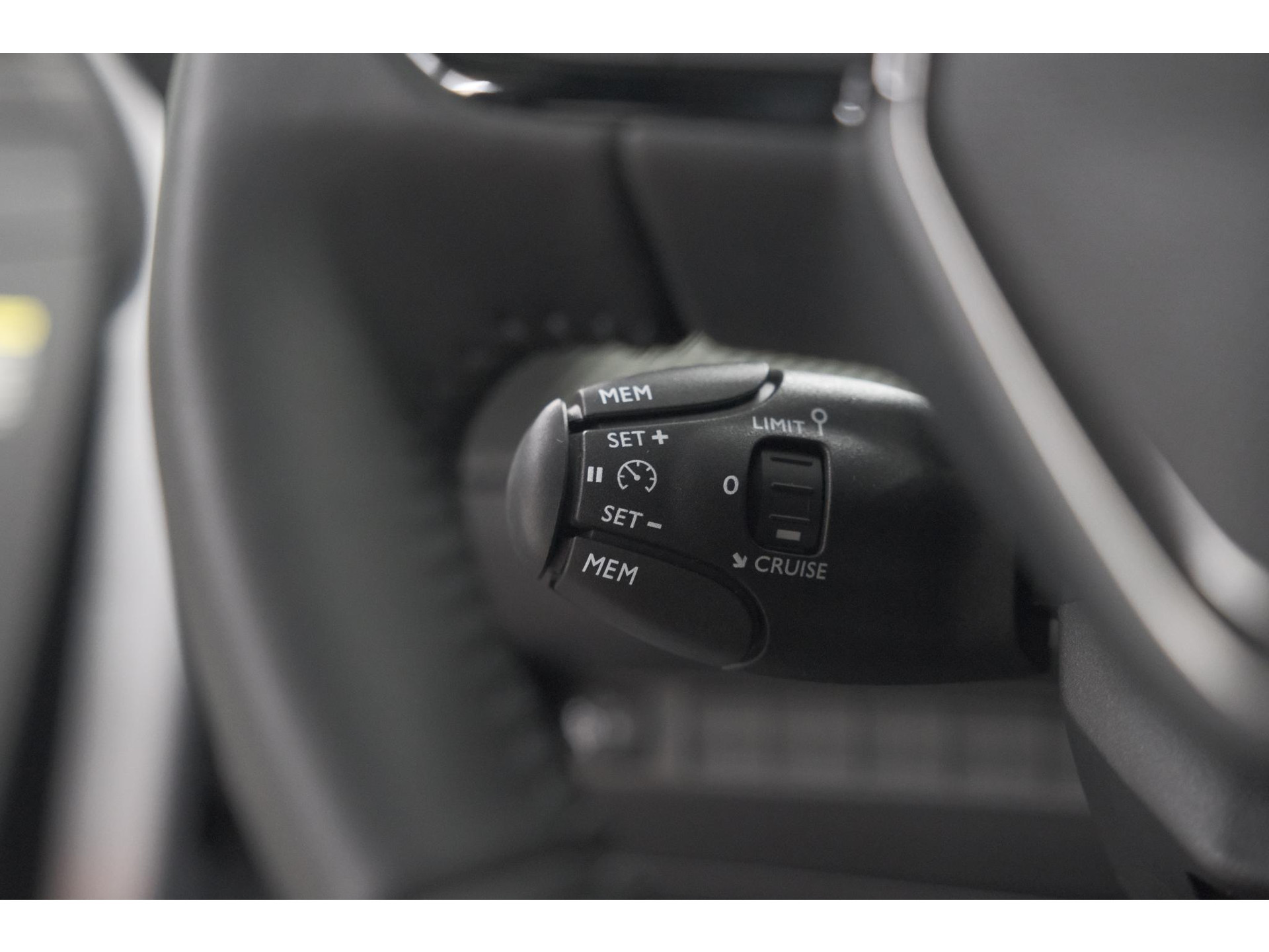 Peugeot 208 1.2 Hybrid 110 e-DCS6 Allure | Apple Carplay | Parkeersensoren Voor + Achter | Climate Control