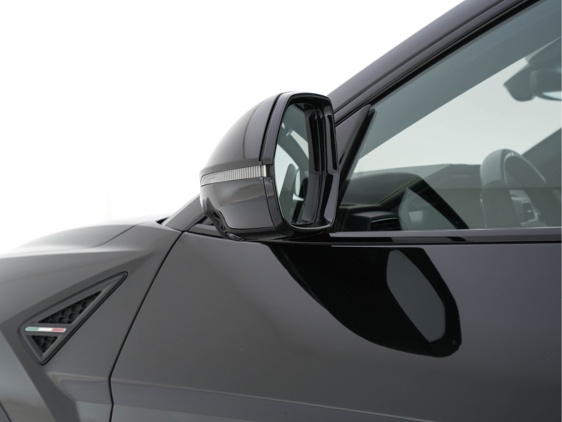 Lamborghini Urus 4.0 V8 Pearl Capsule (INCL-BTW) *CERAMIC-BRAKES | PANO | HEAD-UP | SOFT-CLOSE | LEATHER-ALCANTARA | FULL-LED | NIGHT-VISION | BANG&OLUFSEN | MEMORY-PACK | HEATED-SPORTSEATS | TOP-VIEW | ADAPTIVE-CRUISE | ...